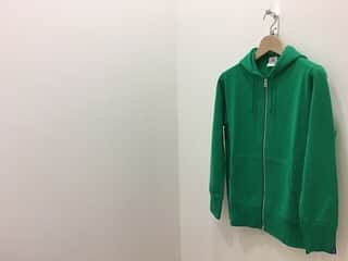 ループウィラーさんのインスタグラム写真 - (ループウィラーInstagram)「「LW EXライトevo吊り裏毛ジップパーカー」が入荷いたしました！ . 毎年春夏限定で製作されており、現在ループウィラーで使用の吊り裏毛の中では最も軽い素材になります。一昨年から少し生地の度目を詰めて改良したevoエキストラライトを使用しています。  カラーはグレーメランジ、チャコールTOP、ネイビーTOP、黒杢、新色のダークネイビー、ラッキーグリーンの6色展開、サイズはカラーにもよりますがXS〜XLまでの5サイズ展開で販売価格は17,600円(税込)となります。  ループウィラー店舗、スタッフ共、出来る限りの新型コロナウイルス対策をしながらの営業をさせていただいております。 皆さまもご無理のない範囲でお付き合いいただければと思いますのでどうぞよろしくお願いいたします。 本日も12:00-19:30でお待ちしております💁 . #ループウィラー #吊り編み #スウェット #定番 #日本製 #ループウィラー大阪 #lw大阪 #和歌山 #大阪 #南船場 #時尚 #옷스타그램 #오사카  #loopwheeler #tsuriami #sweat #sweatshirts#madeinjapan #lwosaka #japan #wakayama#osaka #minamisenba #wear #fashion」3月12日 17時10分 - loopwheelerosaka