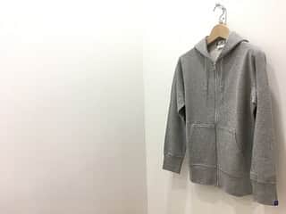 ループウィラーさんのインスタグラム写真 - (ループウィラーInstagram)「「LW EXライトevo吊り裏毛ジップパーカー」が入荷いたしました！ . 毎年春夏限定で製作されており、現在ループウィラーで使用の吊り裏毛の中では最も軽い素材になります。一昨年から少し生地の度目を詰めて改良したevoエキストラライトを使用しています。  カラーはグレーメランジ、チャコールTOP、ネイビーTOP、黒杢、新色のダークネイビー、ラッキーグリーンの6色展開、サイズはカラーにもよりますがXS〜XLまでの5サイズ展開で販売価格は17,600円(税込)となります。  ループウィラー店舗、スタッフ共、出来る限りの新型コロナウイルス対策をしながらの営業をさせていただいております。 皆さまもご無理のない範囲でお付き合いいただければと思いますのでどうぞよろしくお願いいたします。 本日も12:00-19:30でお待ちしております💁 . #ループウィラー #吊り編み #スウェット #定番 #日本製 #ループウィラー大阪 #lw大阪 #和歌山 #大阪 #南船場 #時尚 #옷스타그램 #오사카  #loopwheeler #tsuriami #sweat #sweatshirts#madeinjapan #lwosaka #japan #wakayama#osaka #minamisenba #wear #fashion」3月12日 17時10分 - loopwheelerosaka
