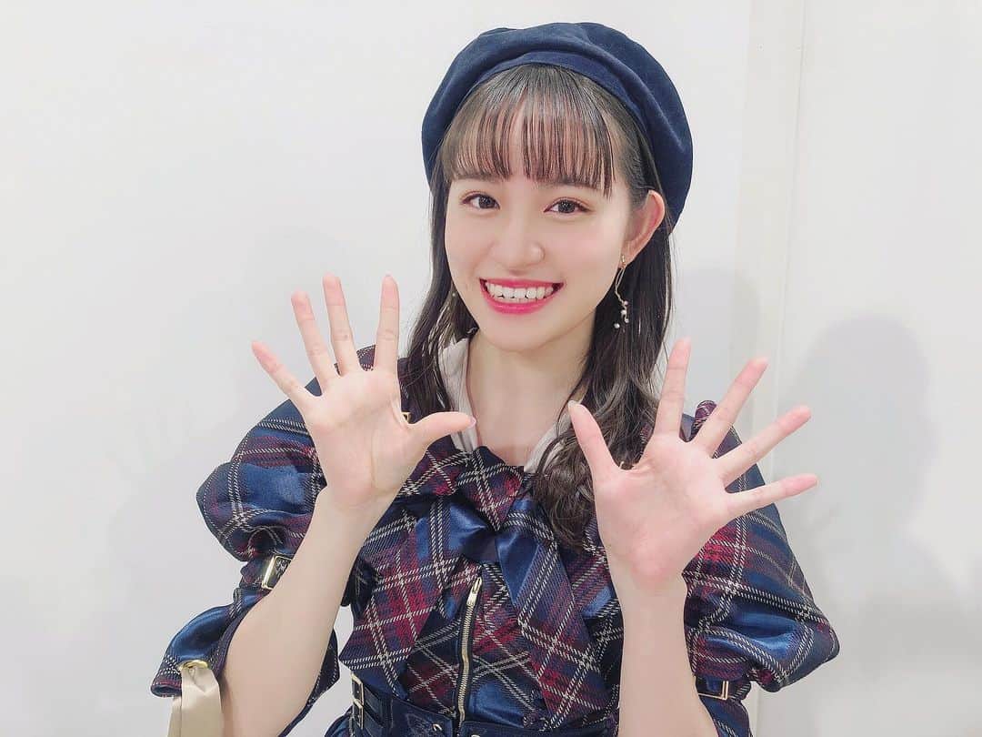 下口ひななのインスタグラム：「ベレー帽﻿ ﻿ ﻿ ﻿ 普段でもベレー帽を被るオシャレ度を身につけたいものですね👧﻿ ﻿ 手にほくろあるんですよね〜﻿ どーこだ！！！！？﻿ ﻿ ﻿ #ベレー帽 #手でか  #オシャレさんと繋がりたい」