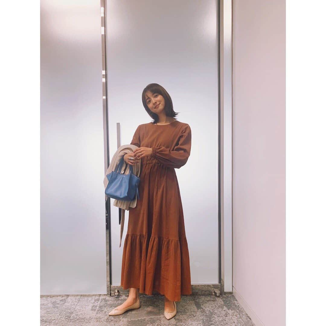 佐々木希さんのインスタグラム写真 - (佐々木希Instagram)「#iNtimité 発売中のワンピースがとにかく一枚で楽チン！ コットン100%なので、着心地も良いです。  最近は事務所にこもって秋冬のお洋服作ってます。 大量の生地を見たり、形を考えたり…終わった後はぐったりだけど、理想のお洋服が出来た時の幸せを考えたら…❤︎ bag#jandmdavidson  pumps#Repetto」3月12日 17時17分 - nozomisasaki_official