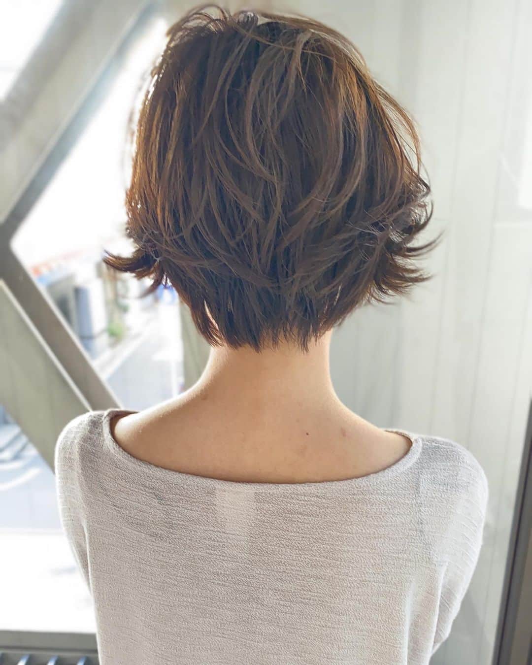 西岡卓志さんのインスタグラム写真 - (西岡卓志Instagram)「パーマは﻿ @takashi_nishioka におまかせあれ！﻿ ﻿ショートはリバースカールが◎ ﻿ ﻿ 保存して頂けるとオーダーの際に便利です！﻿ ﻿ ﻿ 髪質に適した西岡独自の手法で髪を傷めず柔らかい質感へ✨💈﻿ ﻿ ﻿ ﻿ ﻿ パーマで悩んでいる方は是非ご相談下さい！﻿ ﻿ カットでフォルムを美しくし、パーマで全体のボリュームを似合う位置に作ります！﻿ ﻿ さらに髪質をしっかり診断させて頂き薬剤を選定し今までにないパーマの質感を約束します！﻿ ﻿ ﻿ ☑︎パーマがかからないと言われた方﻿ ﻿ ☑︎いつもすぐ取れてしまう方﻿ ﻿ ☑︎巻いてるからパーマでは出来ませんと言われた方﻿ ﻿ ☑︎パーマがくるくる過ぎて気に入らない方﻿ ﻿ ☑︎とにかく髪型に悩んでいる方﻿ ﻿ ﻿ 是非僕にご相談ください！﻿ ﻿ ﻿ 美容師キャリア20年で培われた﻿ ﻿ 《西岡独自のパーマ&似合わせ理論》で必ずステキなヘアスタイルにします！﻿ ﻿ お客様からはカットしてよかった！パーマをかけて良かったというお声を多数頂いております！﻿ ﻿ ﻿ 《✨お客様の口コミ✨》﻿ ﻿ ﻿ ﻿ ■会う人全員に褒められます！！本当にありがとうございます！また行きます😊﻿ ﻿ ■ 本日はパーマをかけていただき、ありがとうございました☺パーマも色もほぼ全てお任せでお願いしましたが、優しく聞き取りしてくださり、西岡さんにお願いしてよかったなぁ✨と思いながら帰りました☆お忙しい中ありがとうございました！明日から、パーマ楽しみたいと思います😌そして、またぜひ、よろしくお願いします🙏﻿ ﻿ ﻿ ■ 西岡さんにカットしてもらったあとは、めちゃ誉められます😂﻿ 有難うございます💕🍀﻿ ﻿ ■ 今日は、素敵な髪型にしていただき、ありがとうございました😃﻿ ﻿ スタッフの皆さんにも良くしていただき、あっという間に時間が過ぎていました♬﻿ ﻿ これからもよろしくお願いします😊﻿ ﻿ ﻿ ﻿ ーーーーーーーーーーーーーーーーーーーーーーー﻿ ﻿ ﻿ 髪型に悩まれている方は是非ご相談下さい！﻿ 全力で取り組ませて頂きます^_^﻿ ﻿ ﻿ 【✨髪型で人生を豊かにするお手伝いを✨】﻿ ﻿ 素敵なヘアには女性を幸せにする力があります！﻿ ﻿ 僕に是非お任せ下さい！﻿ ﻿ ﻿ ヘアスタイルを似合わせるには大事な要素があります✨﻿ ﻿ ☑︎首や、肩幅を考慮したシルエット👤﻿ ﻿ ☑︎お顔の特徴頬や顎の位置生えグセなどをカバーする前髪を含めたフロントデザイン👧﻿ ﻿ ☑︎普段のファッションに馴染むヘアスタイルとファッションの調和👚﻿ ﻿ 美容師は綺麗に切る事が大事なのではなく、一人一人に似合わせる事が大事です✨﻿ ﻿ なぜかいつも髪型がしっくり来ない！﻿ ﻿ インスタで見た可愛い髪にしたい！﻿ ﻿ なんか似合ってない、なんか変、可愛くない！﻿ ﻿ という貴女へ！﻿ ﻿ 絶対僕が素敵にします！﻿ ﻿ 是非一度ご相談下さい！！﻿ #ヨシンモリ﻿#ショートパーマ #short#ショートヘア  #デジタルパーマ﻿ #パーマスタイル #パーマボブ  #韓国ヘア ﻿ #オルチャン #セミロング﻿ #暗髪」3月12日 17時19分 - takashi_nishioka