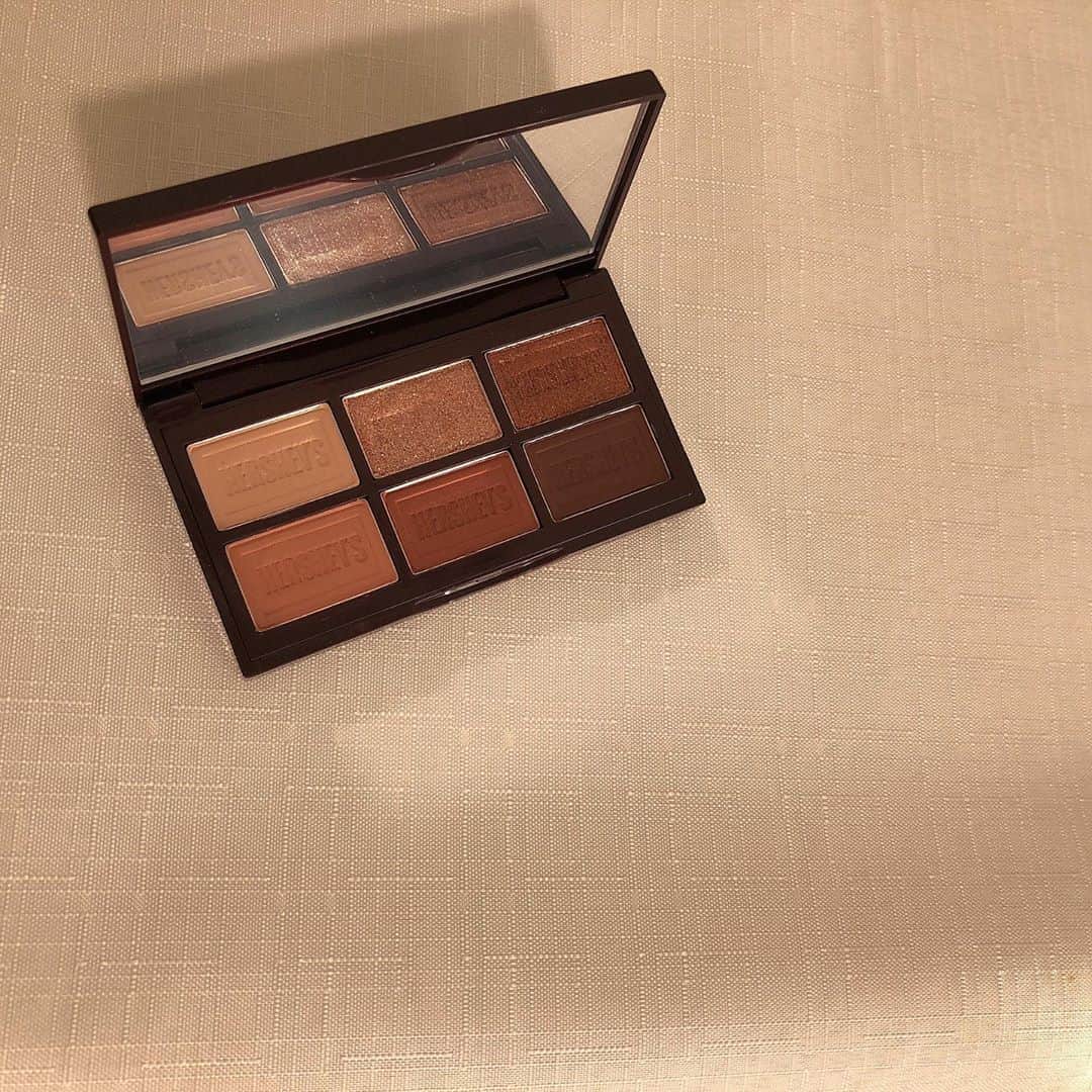 柏山奈々美のインスタグラム：「新しいコスメ。 エチュードハウスのハーシーチョコレートアイシャドウ🍫 本物のチョコレートみたい〜可愛い💕  #ハーシープレイカラーアイズミニ  #hersheys  #etudehouse  #cosmetics」