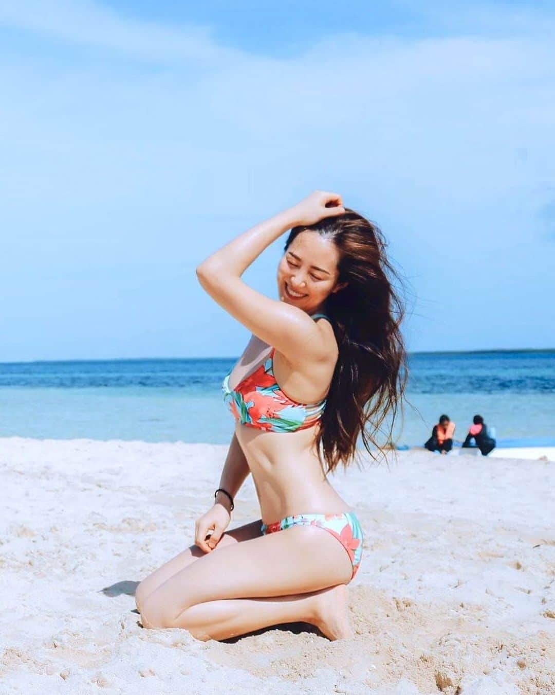 ありさ・あげまんクリエイターのインスタグラム：「パンダノン島🏝Cebu🇵🇭﻿ ﻿ 居酒屋に貼ってあるビールのポスターみたいになった😛﻿ ﻿ アイランドホッピングまた行きたい😍﻿ 絶対また行く😎﻿ ﻿ #cebu #親子留学 #セブ親子留学 #セブ島 #パンダノン島 #model #beach #アイランドホッピング #シングルマザー」