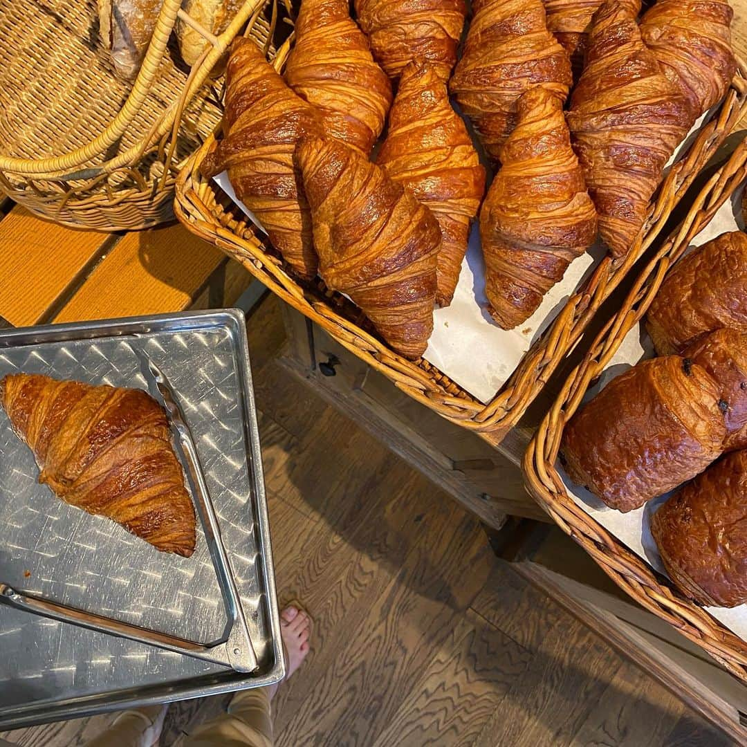 長谷川あやさんのインスタグラム写真 - (長谷川あやInstagram)「🥐🥐🥐#cafe#greentea#あや飯#御成門カフェ#lepainquotidien#bakery ・ ・ ・ 大好きなクロワッサン🤤💭 ・ スイーツあるの知らなくて 今度はプリン食べる胃袋の隙間 残して行きたい、、、🐖💓」3月12日 17時48分 - ayasuke_0516