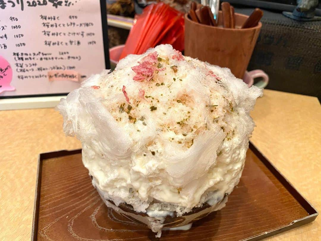 桃乃木かなさんのインスタグラム写真 - (桃乃木かなInstagram)「中野新橋にある「氷舎mamatoko」さん🍧﻿ ﻿ ・桜みるくとレアチーズ﻿ ・ほ﻿ ・白みそメープルみるくあずき﻿ ・ヘーゼルナッツみるくチョコ﻿ ﻿ 白味噌だったりお醤油を使った和なシロップがどれも濃厚で美味しかったです😋﻿ ちなみに「ほ」とはホワイトデー氷の事だそうでみたらし餡のらようで可愛いゼリーの乗った贅沢氷でした💝  #氷舎mamatoko #中野新橋　#かき氷」3月12日 17時47分 - kana_momonogi