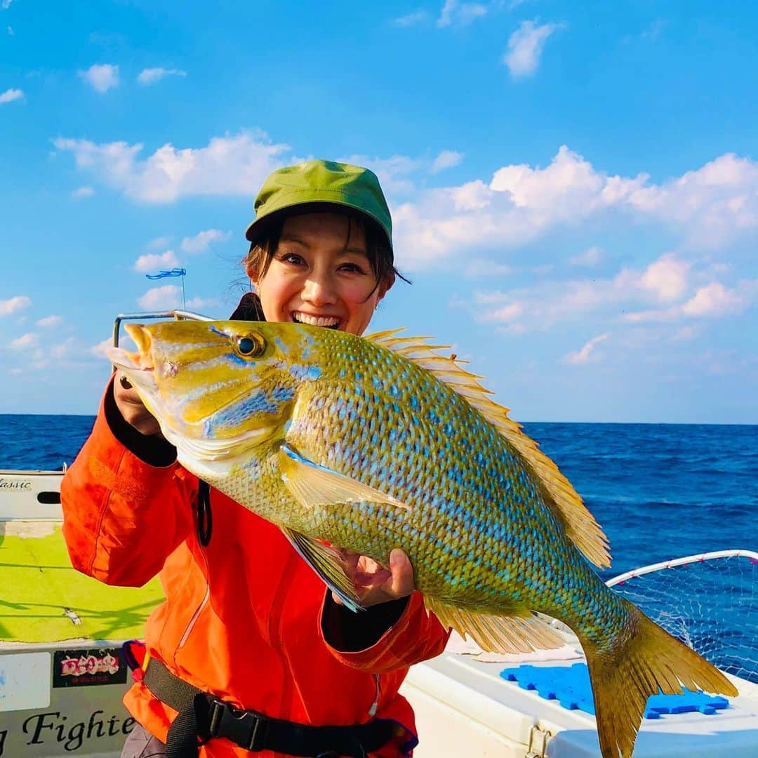 福島和可菜さんのインスタグラム写真 - (福島和可菜Instagram)「㊗️嬉しいお知らせです㊗️ すでに、 関西テレビ 釣りビジョン （リピート放送あり）　ではオンエアされている 🐟釣りたガール！🐟奄美大島編🎣  コチラが、鹿児島テレビ（KST）さんでも放送される事に🎉🎉🎉 すでに、3月7日（土）05:30〜06:00 は放送されまして、 （告知が遅くなってしまってすみません🙏） 次回は… ✨3月14日（土）05:30〜06:00✨  放送されます‼️‼️‼️‼️‼️ ホワイトデーの朝に❤️ 鹿児島テレビが観られる皆様、どうぞヨロシクお願い致します🥰  見逃し配信や、リピート放送もありますので、ヨロシクお願い致します😊  まだ載せていなかった写真達を🥳  #LOVE #fishing #釣りたガール #釣り #girl #関西テレビ #釣りビジョン #鹿児島テレビ #奄美大島 #最高の釣果に恵まれました #魚運 #感謝 #村西利恵　さん #楽し過ぎるロケでした #fish #タマン #根魚 #大漁 #最高 #repeat #SHIMANO #photo #写真 #むちゃかな #美味しい  #🎣 #🐟 #❤️ #㊗️ #😊」3月12日 17時42分 - fukushimawakana