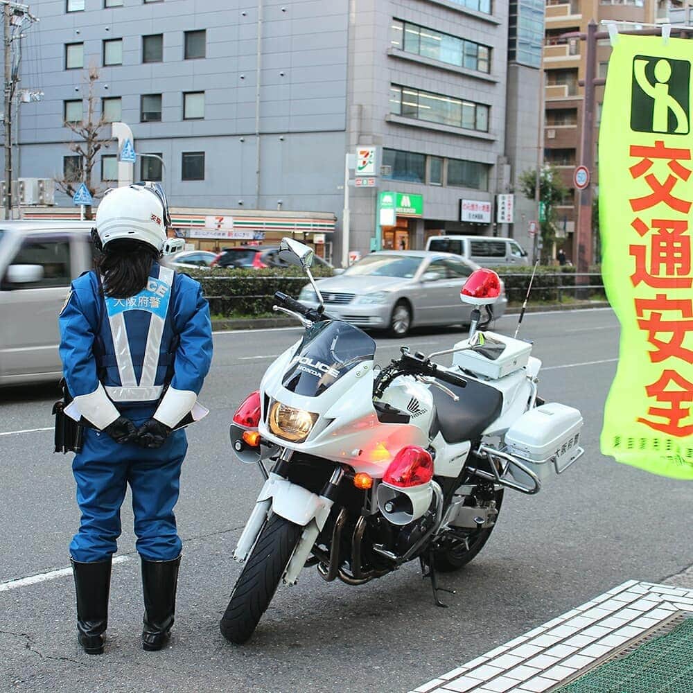 大阪府警察さんのインスタグラム写真 - (大阪府警察Instagram)「【二輪車の交通事故防止キャンペーン！】 令和2年2月27日(木)、大阪市中央区において、二輪車の交通事故防止キャンペーンを行いました。 大阪府下では、二輪車の交通死亡事故が多発しています！ ライダーの皆さん、進路変更時は周囲の安全を十分に確かめ、急加速やすり抜けなど、危険な運転はやめましょう！ 進路変更をする車両など他の車両の動きに注意し、速度を控えて走行しましょう！ 一瞬の判断ミスが命取りになります！  #大阪府警察公式 #大阪府警察 #大阪府警 #府警 #二輪車 #交通事故 #交通事故防止 #交通安全 #危険運転 #安全教育 #白バイ #取締り #サインカー」3月12日 17時45分 - fukei_koho