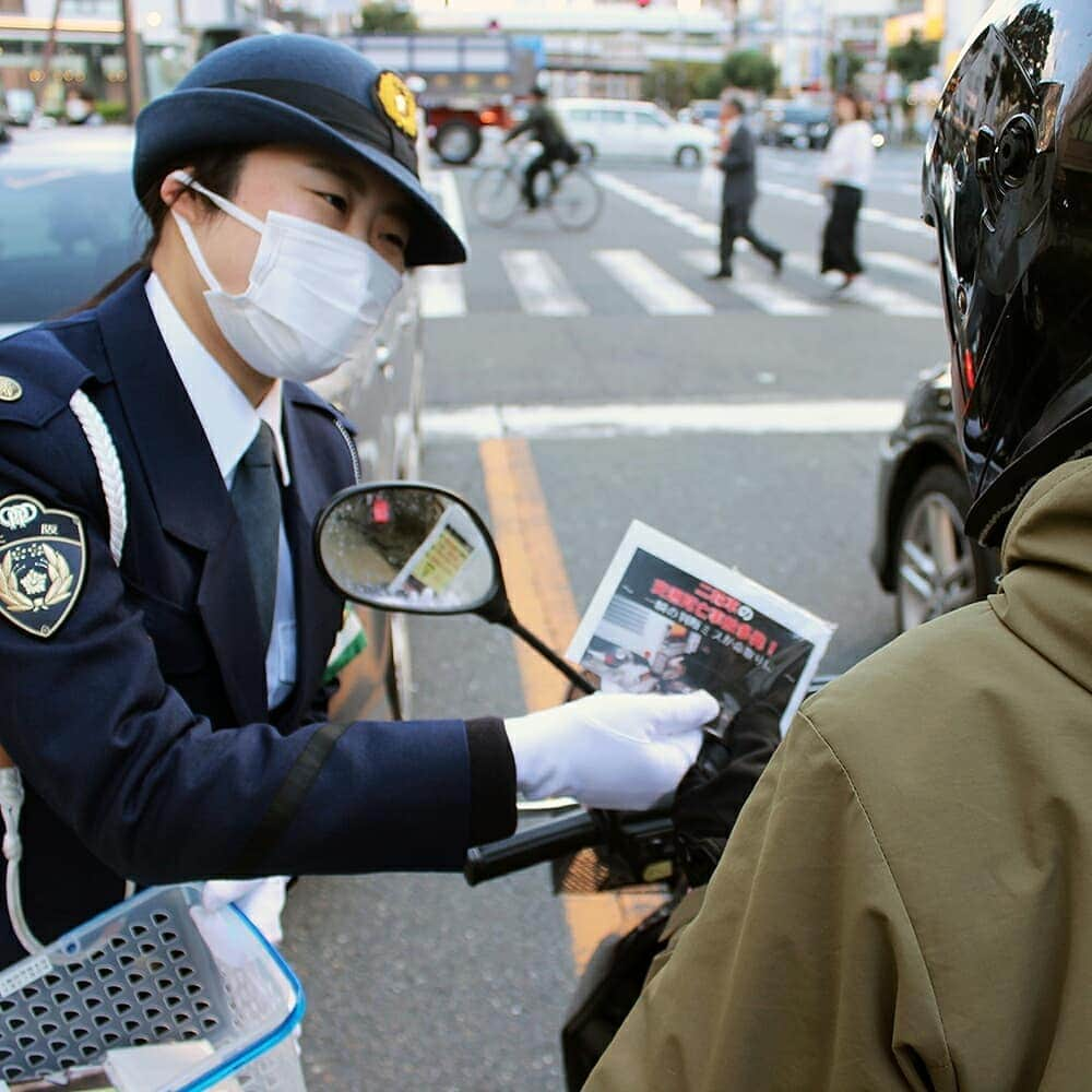 大阪府警察さんのインスタグラム写真 - (大阪府警察Instagram)「【二輪車の交通事故防止キャンペーン！】 令和2年2月27日(木)、大阪市中央区において、二輪車の交通事故防止キャンペーンを行いました。 大阪府下では、二輪車の交通死亡事故が多発しています！ ライダーの皆さん、進路変更時は周囲の安全を十分に確かめ、急加速やすり抜けなど、危険な運転はやめましょう！ 進路変更をする車両など他の車両の動きに注意し、速度を控えて走行しましょう！ 一瞬の判断ミスが命取りになります！  #大阪府警察公式 #大阪府警察 #大阪府警 #府警 #二輪車 #交通事故 #交通事故防止 #交通安全 #危険運転 #安全教育 #白バイ #取締り #サインカー」3月12日 17時45分 - fukei_koho