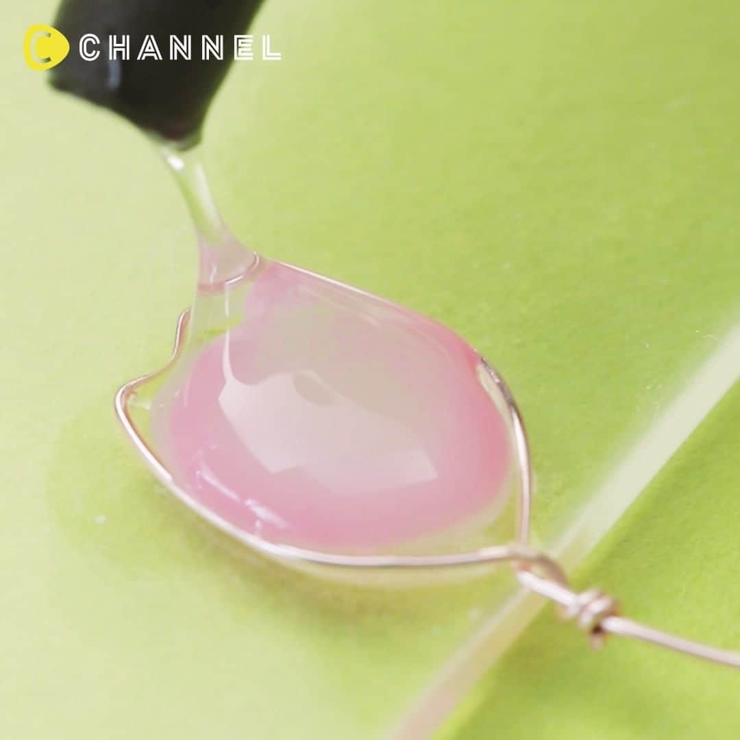 C CHANNEL-Art&Studyのインスタグラム：「Perfect for Spring 🌸 DIY Sakura Ring💍 手元にお花を咲かせよう🌸春にぴったり「桜リング」💍 . 🎨Follow me👉 @cchannel_artandstudy 🎵 💡Check👉 @cchannel_girls 🎶 📲C CHANNELのアプリもよろしくお願いします💕 . creator：勝又美蘭　Instagram @fantasia_miran . [Things to prepare] ・wire ・ UV-LED resin ・ Silicone mat ・ Resin coloring agent {Houseki no Shizuku} (white / pink) ・ Heart stamp ・ Ring parts ・adhesive . [Steps] 1. Cut the wire short. 2. Make a ring and twist it 2-3 times. 3. Sharpen the flat ring on the wheel. 4. Put the wire on the silicone mat. 5. Add the resin and cure. 6. Mix white and pink resin colors. 7. Stamp on the resin. 8. Add resin and cure. 9. Add resin on the back and cure. (Make 5 petals) 10. Twist the wire to connect the five petals. 11.Glue to ring parts to complete. . ポカポカ気持ちいい春はもうすぐ！ 手元にお花を咲かせて春を呼び込もう♡ . 【用意するもの】 ・ワイヤー ・UV-LEDレジン ・シリコンマット ・レジン着色料　宝石の雫　（ホワイト/ピンク） ・ハートのスタンプ ・指輪パーツ ・接着剤 . 【作り方】 1.ワイヤーを短く切る。 2.輪を作って2〜3回ねじる。 3.輪の上に平ヤットコを挟んで尖らせる。 4.シリコンマットの上にワイヤーを置く。 5.レジンを流して硬化する。 6.レジン着色料のホワイトとピンクを混ぜる。 7.レジンの上にスタンプする。 8.レジンを流して硬化する。 9.裏面にレジンを流して硬化する。 （花びらは5枚作っておく） 10.ワイヤーを捻って5枚の花びらをつなぐ。 11.指輪パーツに接着して完成。 . ※作業中は手袋の使用、部屋の換気をおすすめします。 ※レジンは高温となりますので取り扱いには十分に注意してください . . #DIY#doityourself#diyideas#crafts#crafting#instacraft#crafter#crafty#handmade#handcrafted#handmadecrafts#handmadeaccessories#ideas#resin#resinart#resina#Fantastic#incredible#creative#heart#howto#tutorial#tips#miniature#wireart#cherryblossom#stamp#petal」