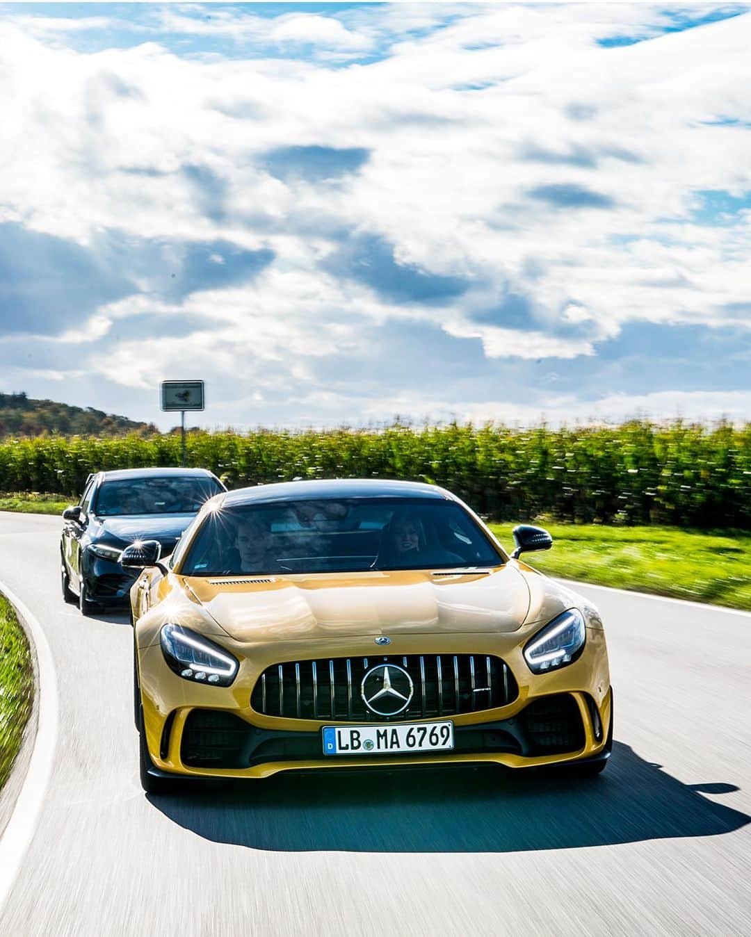 Mercedes AMGさんのインスタグラム写真 - (Mercedes AMGInstagram)「Soak up the unique AMG spirit on a half-day journey into the world of AMG. You will get to know current Mercedes-AMG models on a guided driving excursion and enjoy an exclusive factory tour. Go on a journey into the world of driving performance and visit the home of the #WorldsFastestFamily in Affalterbach.  Visit amg4.me/DrivingAcademy_IG for more details. An offer of the AMG Experiences GmbH.  #amgdrivingacademy #drivingperformance #MercedesAMG #AMGexperiences #Power #Passion #Mercedes #worldsfastestfamily」3月12日 17時50分 - mercedesamg