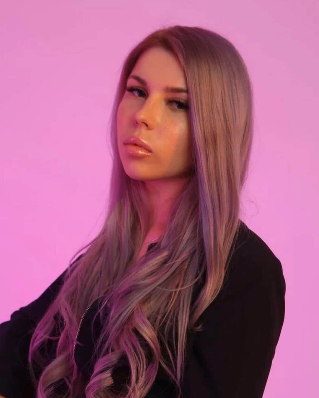 ALINA AKULAのインスタグラム：「Абсолютно не разделяю этих бесконечных призывов выйти из зоны комфорта. Зачем из неё выходить? Куда, в ещё большую опу? Да большинство людей в зоне комфорта так никогда и не было! Всеми своими силами нужно стремиться в неё войти, а не выйти из неё. А это ох как не просто... #розоваямечта」