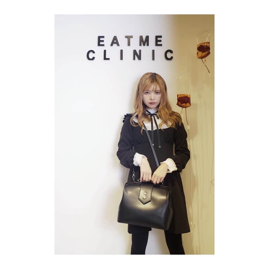 EATMEさんのインスタグラム写真 - (EATMEInstagram)「3.13 update... #EATME #DIRECTOR  #COORDINATE #🌹 @tsubasamasuwaka1013  身長🚺:150cm ワンピース、シューズ➡︎発売中 バッグ➡︎3月再入荷予定 . TOP画面のURLからEATME WEB  STOREをCHECK💁🏻 @eatme_japan . フリルハイネックバイカラーワンピース（ #ONEPIECE ） ¥13,000（＋tax） COLOR🎨:BLK.PNK.MIX SIZE📐:S.M . フェイクレザードクターバッグ（ #BAG ） ¥12,700（＋tax） COLOR🎨:BLK.RED.PNK . レースアップチュールコンビシューズ（ #SHOES ） ¥13,600（+tax） COLOR🎨:BLK.PNK.SLV SIZE📐:S（22.5cm) M（23.5cm）、L（24.5cm） . #EATME_DIRECTORSCODE  #eatmejapan #イートミー」3月12日 17時54分 - eatme_japan