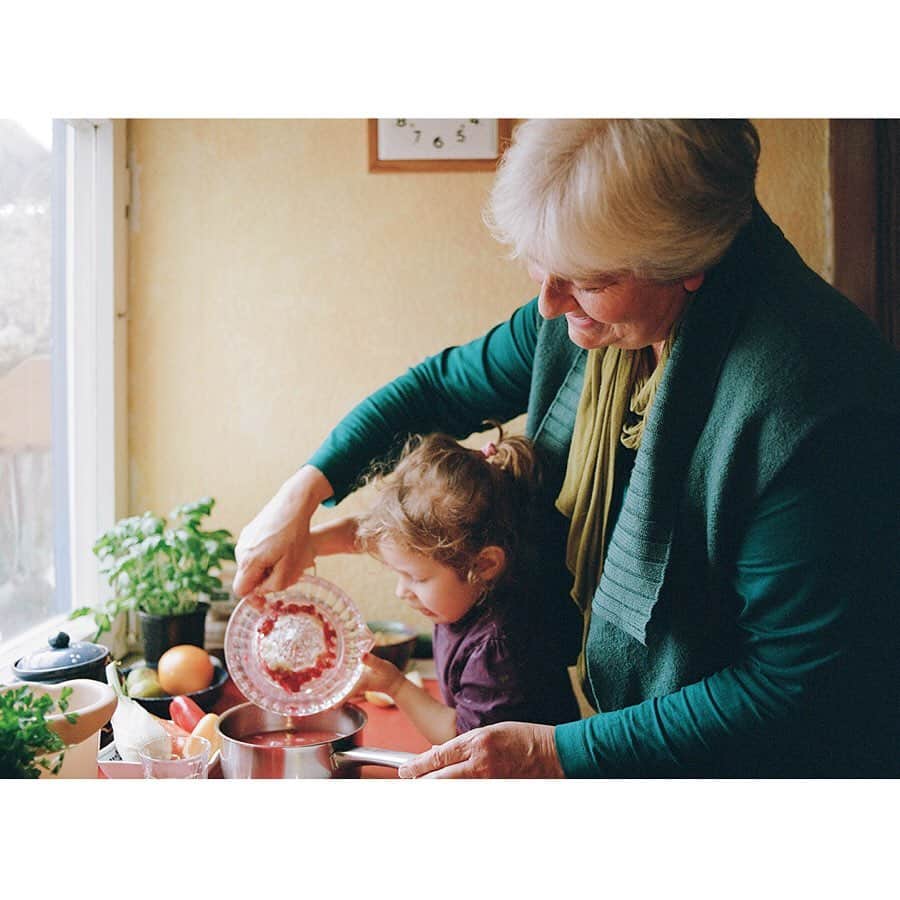 世界のKitchenから公式さんのインスタグラム写真 - (世界のKitchenから公式Instagram)「【親から子、孫へと引き継がれるもの】 ・ ドイツ・ベルリン郊外に暮らすレナさん（２枚めの写真右）。子どもの頃、母親のウラさん（３枚めの写真右）が家の畑で野菜づくりをしていたのを、そばで見ていました。 ・ ウラさんいわく「じゃがいもは冷蔵庫ではなく、地面からできるもの。そういうことを子どもたちにも教えたかった」から。 ・ それはレナさんにとって、とても大切な経験となりました。 ・ なので、自分の子どもたちにも食材を育てたり、一緒に料理をしたりすることを、心がけているようです。パウルくんとマーラちゃんも、ほら、ちゃんと自分の食べるおやつを作る、お手伝いをしています。 ・ エラいわ、かわいいわ、感動するわ、おいしそうだわ、と、私たちのハートもどうにかなっちゃいそうでした。 ・ Photo by Yoko Takahashi ・ #世界のkitchenから　#世界のキッチンから　#世界の旅　#食と暮らし　#旅　#キッチン　#世界　#ドイツ　#ベルリン　#野菜づくり　#お手伝い　#家族　#親子　#おやつ　#高橋ヨーコ　#yokotakahashi」3月12日 18時00分 - sekai_kitchen