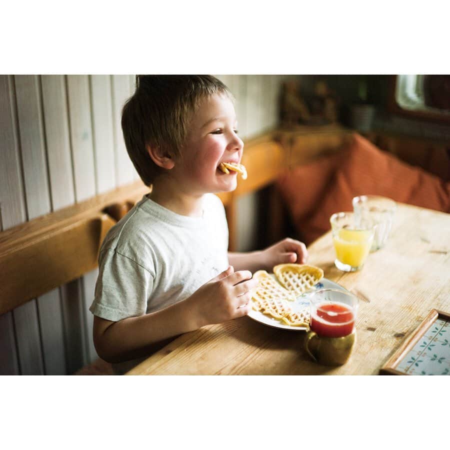 世界のKitchenから公式のインスタグラム：「【親から子、孫へと引き継がれるもの】 ・ ドイツ・ベルリン郊外に暮らすレナさん（２枚めの写真右）。子どもの頃、母親のウラさん（３枚めの写真右）が家の畑で野菜づくりをしていたのを、そばで見ていました。 ・ ウラさんいわく「じゃがいもは冷蔵庫ではなく、地面からできるもの。そういうことを子どもたちにも教えたかった」から。 ・ それはレナさんにとって、とても大切な経験となりました。 ・ なので、自分の子どもたちにも食材を育てたり、一緒に料理をしたりすることを、心がけているようです。パウルくんとマーラちゃんも、ほら、ちゃんと自分の食べるおやつを作る、お手伝いをしています。 ・ エラいわ、かわいいわ、感動するわ、おいしそうだわ、と、私たちのハートもどうにかなっちゃいそうでした。 ・ Photo by Yoko Takahashi ・ #世界のkitchenから　#世界のキッチンから　#世界の旅　#食と暮らし　#旅　#キッチン　#世界　#ドイツ　#ベルリン　#野菜づくり　#お手伝い　#家族　#親子　#おやつ　#高橋ヨーコ　#yokotakahashi」