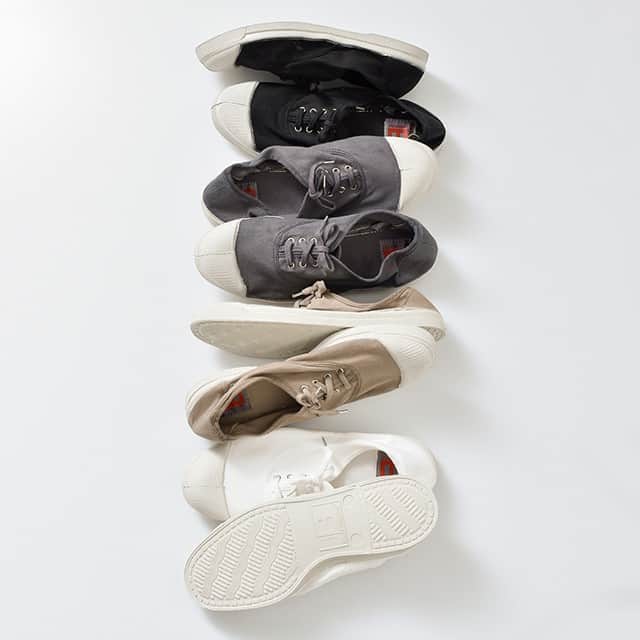 のインスタグラム：「. ＼キナリノモール／BENSIMON｜コットンキャンバススニーカー . －－－－－－－－－ くたっとしたヴィンテージな風合いがおしゃれ* . フランス生まれのベンシモンは、柔らかなラウンドトゥと少し細めのシャープな仕上がりで足を華奢に見せてくれるフォルム。 切りっぱなしのゴムやペンキのはみ出しなどラフな作りが特徴的。履きこむほどに愛着が湧いくる一足です◎ 製品染めをしているため、シューレースもきれいになじんだワンカラーとなっています。 全4色、色違いで持っていても重宝してくれますよ＊ . －－－－－－－－－ https://kinarino-mall.jp/item-47698 . . ▶画像をタップすると詳細情報をご覧いただけます。 . ▶プロフィールの「インスタ掲載」ボタンから、ご紹介商品をまとめてご覧いただけます。→@kinarino_official . ▶キナリノアプリでも販売中！ 「お買いもの」→「インスタグラム掲載アイテム」 ※ダウンロードはプロフィールリンクから→@kinarino_official . . #キナリノモール #キナリノ #丁寧な暮らし #暮らし #スニーカー #キャンバススニーカー #ベンシモン #春コーデ #シンプル #お出かけ #カジュアル #Piudiaranciato #BENSIMON #sneakers #shoes #fashion #style #fashionista #coordination #simple #ootd #instafashion .」