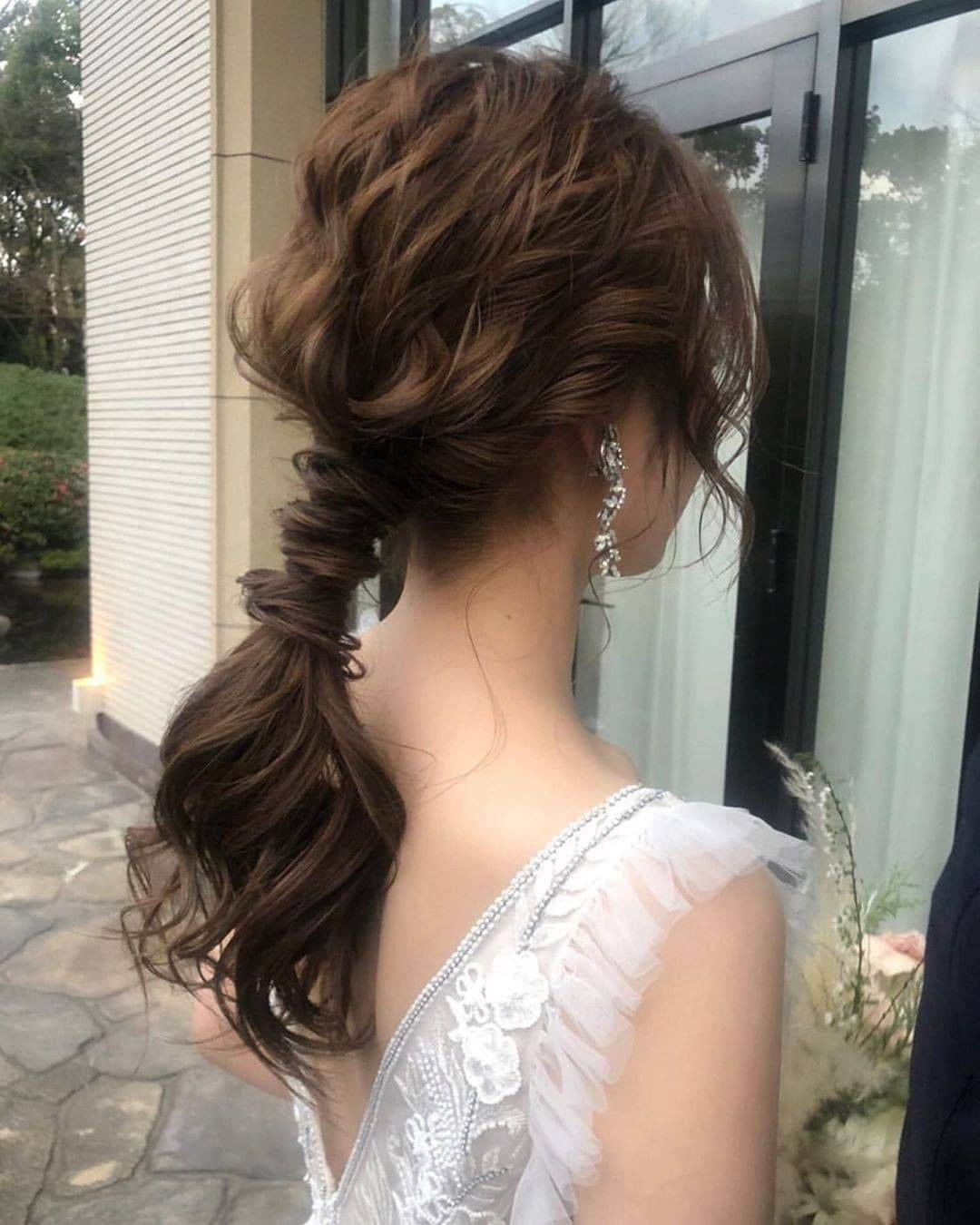 ゼクシィさんのインスタグラム写真 - (ゼクシィInstagram)「【大胆背中見せドレスに合わせるヘアって？💕】 . トレンドの一つでもある背中見せドレス⭐️ どんなヘアを合わせようか悩んでいる花嫁さん！ 今回は2スタイルをご紹介します☺️🎵 . 1枚目：ゆるふわのローポニー💗 トップがボリュームのある分 ポニー部分はキュッとまとめてメリハリをつけたスタイル😌 サイドの髪の毛や後れ毛のバランスも素敵。 @am_nori_331  さま . 2-4枚目：対照的なアップスタイル❤️ 耳上の高めの位置でボリュームを出して。 トップはほぐし過ぎず、ティアラとなじみよくセット👑✨ クラシカルなスタイルに。 @hana.yome0125 さま . . +♥+:;;;:+♥+:;;;:+♥+:;;;:+♥+:;;;:+♥+:;;;:+♥ . プロポーズから結婚式まで素敵なお写真募集中！ . ゼクシィ公式アカウントでお写真を紹介してみませんか？ 【#ゼクシィ2020】 を付けて投稿してください📷🌷 . +♥+:;;;:+♥+:;;;:+♥+:;;;:+♥+:;;;:+♥+:;;;:+♥ . ▼花嫁さんダウンロード数No.1 ゼクシィアプリはURLから💍 @zexyrecruit . #ブライダルヘア#ヘアアレンジ#挙式ヘア#お色直しヘア#ブライダルヘアメイク _ #ヘアアクセ#ヘッドドレス#ウェディングヘア#二次会ヘア#ヘアメイク#お呼ばれヘア#背中開きドレス#背中見せドレス#バックオープンドレス _ #2020冬婚#2020秋婚#2020夏婚#2020春婚#結婚準備#グラハイ花嫁#全国のプレ花嫁さんと繋がりたい#日本中のプレ花嫁さんと繋がりたい#tgoo花嫁#tgoo _ #thegardenorientalosaka#ゼクシィ#ちーむゼクシィ#プロポーズされたらゼクシィ」3月12日 18時00分 - zexyrecruit