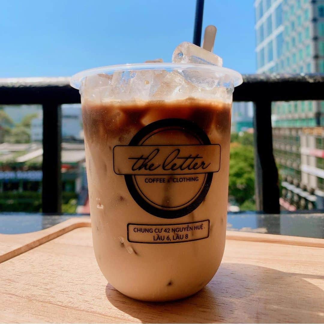 朝日放送「朝だ！生です旅サラダ」さんのインスタグラム写真 - (朝日放送「朝だ！生です旅サラダ」Instagram)「@micahirose #おススメのカフェ にて一息♪ ベトナムのコーヒーは #独特 なんです！ 濃いめのコーヒーに #コンデンスミルク をたっぷりいれて、しっかり混ぜてから飲むのが一般的！ 結構甘いけど、外が暑いので不思議と甘いものが飲みたくなる🙆‍♀️ お店の店内も可愛らしかったです！ _ #ベトナムコーヒー #あまい　#暑い #カフェスア #ミルクコーヒー #カフェタイム #ザ レター #the letter #レトロな雰囲気 #ベトナム #ホーチミン #Hồ Chí Minh #Vietnam _ #ABCテレビ #朝日放送テレビ #朝だ生です旅サラダ #土曜朝 #8時 #旅サラダガールズ  #広瀬未花 #海外 #旅 #travel #trip」3月12日 18時01分 - tabisalad