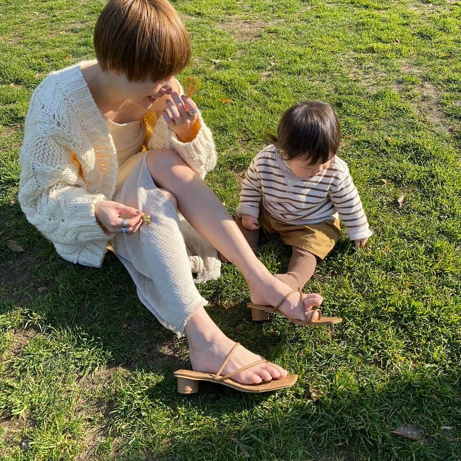 長谷川あやさんのインスタグラム写真 - (長谷川あやInstagram)「☀️☀️☀️#baby#mama#fashion#ootd#outfit#code#coordinate#style#令和ベイビー#生後9ヶ月#0歳#赤ちゃんのいる生活#新米ママ#女の子ママ#小夏のいる生活#ママコーデ#152せんちこーで#親子コーデ ・ ・ ・ 『やめろよ〜😏✊』の顔✨笑 ・ 先日突然はじまった『芝生拒否』なんだけど なんとか終わったみたい、、、😂 （4枚目はまだ警戒中のとき👮‍♂️笑） ・ あのとき何があんなに嫌だったんだろう👶←」3月12日 18時01分 - ayasuke_0516