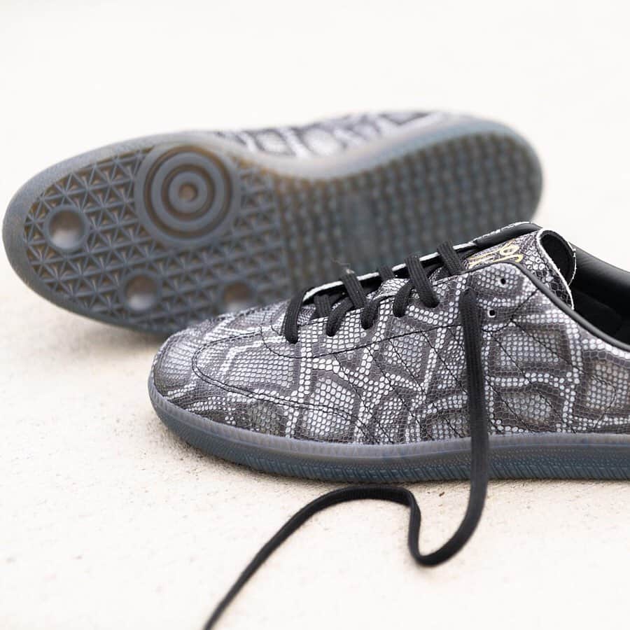 スケートボードのカリフォルニアストリートさんのインスタグラム写真 - (スケートボードのカリフォルニアストリートInstagram)「ADIDAS SAMBA X DILL 品番:FV8226 カラー:SUPCOL/CBLACK/GOLDMT ¥13,200 税込 (送料別)  圧倒的なカリスマ性を放つこのレジェンドスケーター、Jason Dill （ジェイソン・ディル）による2度目のSAMBA、SAMBA DECON by JASON DILL が 3月14日(土)より販売開始します！！少数入荷の為、お早めにどうぞ💥  こちらの商品は、当店のオンラインストア限定販売になります。近隣との混乱を避けるため、実店舗での販売は致しません。（お1人様1足までのご注文とさせて頂きます。） @adidasskateboarding @jason_dill #adidasskateboarding #jasondill #samba #skateboard #skateboarding #skater #カリフォルニアストリート #カリスト #スケートボード #スケボー #スケーター #californiastreet #calst」3月12日 18時13分 - california_street