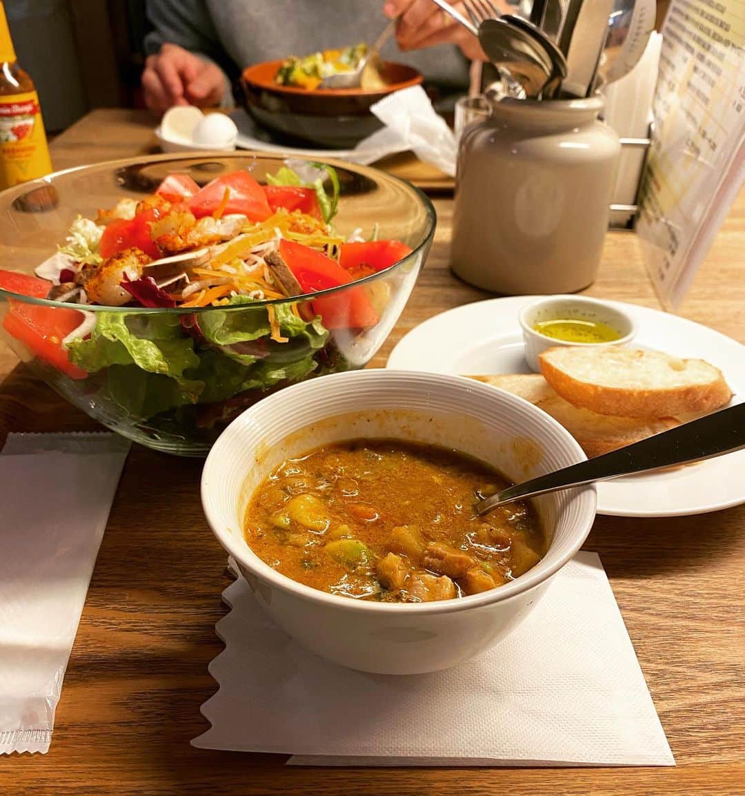 土岐麻子さんのインスタグラム写真 - (土岐麻子Instagram)「久しぶりに　@eat_dagayasando  へ！サラダランチのボリュームがすごい。スープも最高。本当に何を食べても美味しいです。 看板犬のモモちゃん、今日はいちだんとフカフカでした。」3月12日 18時10分 - tokiasako