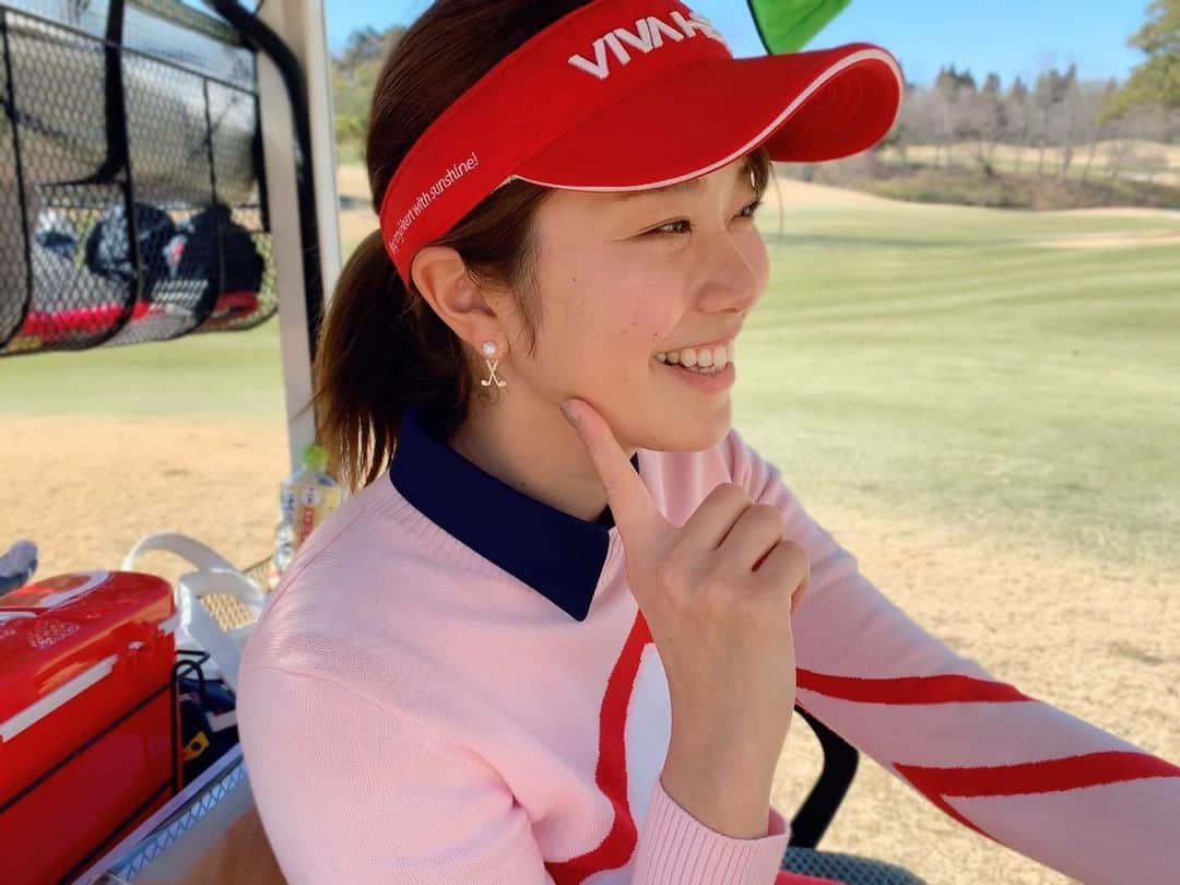 稲村亜美さんのインスタグラム写真 - (稲村亜美Instagram)「最近ゴルフの時にはゴルフピアスをつけてます😍❤️ 歩いたり笑ったりすると揺れて可愛いんです🙆‍♂️🙆‍♂️🙆‍♂️ 女性ゴルファーの方にプレゼントだったりにもおすすめです🥰 #ラジョラジュエリー @itsuho.lajolla  さんが作ってます😊❤️ #ゴルフピアス #まだまだ100切れません、、、笑」3月12日 18時10分 - inamura_ami