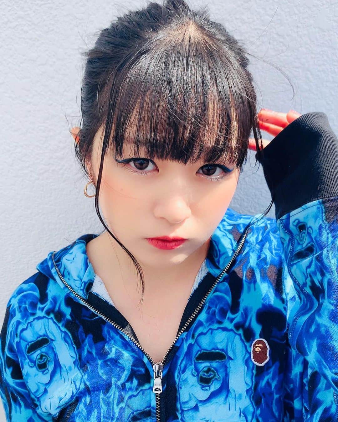 ミユフィーヌ（REVERBEE）のインスタグラム：「@bape_japan 🔥🔥🔥💙💙💙 #abathingape #bape #bapeus #parker #パーカー #blue #bluemake #ブルーメイク #ポニーテール」