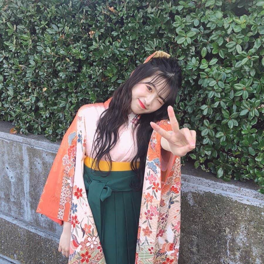 青木菜花のインスタグラム：「.﻿ .﻿ 専門学校、無事卒業しました☺️✌🏻✌🏻✌🏻﻿ .﻿ . #美容学生 #卒業 #卒業式 #専門学校 #卒業式ヘア #袴 #袴ヘア #instalike #instagood #instalove #l4l #lfl」