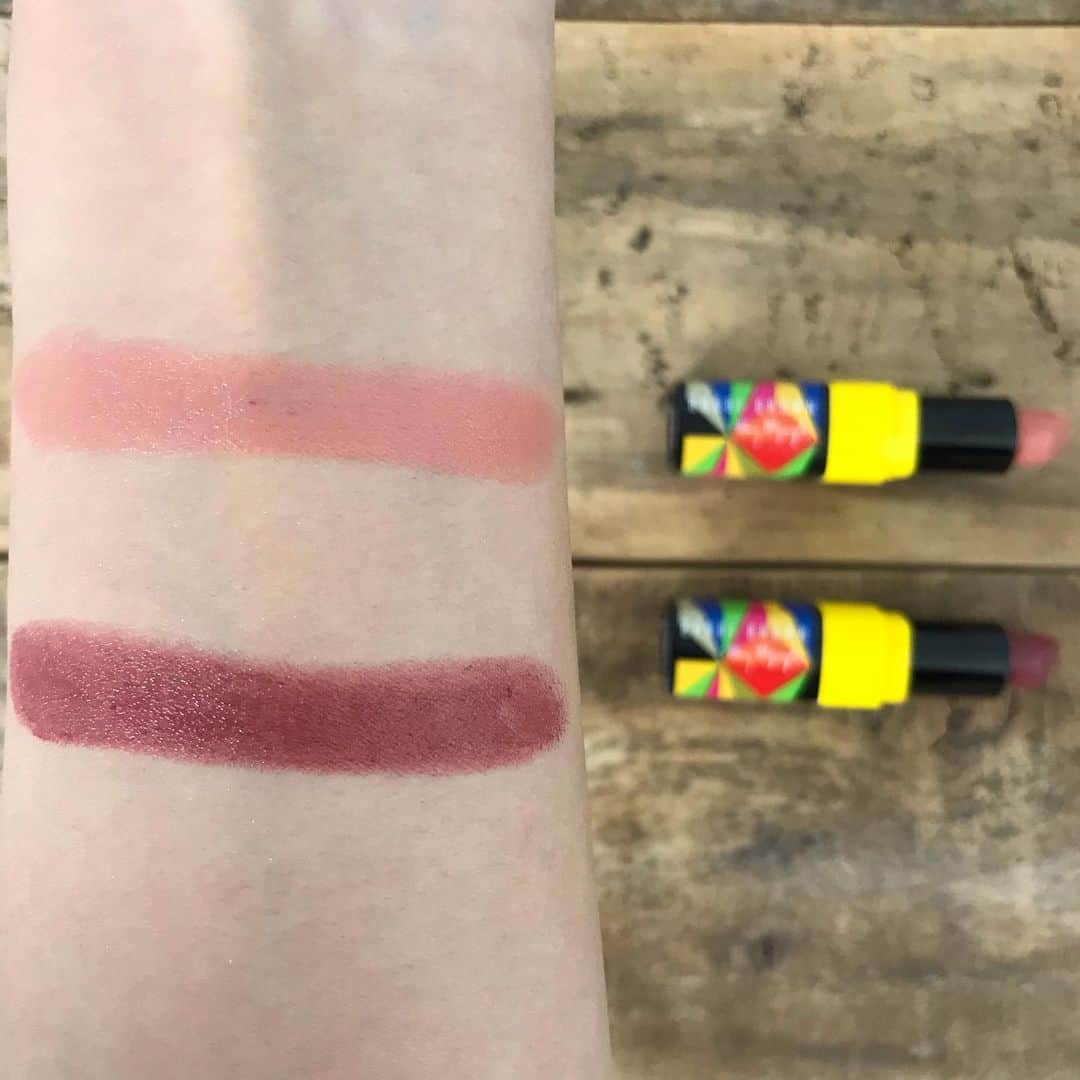 GODMake.さんのインスタグラム写真 - (GODMake.Instagram)「・ 【2020年3月発売コスメレビュー】BOBBI BROWN モラグマイヤーズコフ コレクション ・ 2020年3月13日（金）に発売される、ロンドンを拠点に活躍するアーティスト『モラグ マイヤーズコフ』とのコラボで、遊び心のあるグラフィックやジオメトリックなデザインが特徴的なBOBBI BROWNの限定コレクションをご紹介。 ・ ・ ・ ◆スウォッチ ３枚目：プレイ ドリーム ラブ アイ パレット ・ ４枚目：ハイライティング パウダー ・ 5枚目：クラッシュド リップ カラー L01 ピーチパッション（ナチュラルピンク） L02 ロージードリーム（リッチモーヴ） ・ ・ ・ ◆Item #BOBBIBROWN ・ ＊プレイ ドリーム ラブ アイ パレット  限定1種／8,000円（税抜） ・ ＊ハイライティング パウダー 限定1種／5,800円（税抜） ・ ＊クラッシュド リップ カラー 限定2⾊／3,700円（税抜） ・ ・ ・ #ボビイブラウン #godmake#cosmetics#lips#lipstick#Beauty#love#Tokyo#表参道#life#我的最愛#粉我#메이크업#화장품 #뷰티스타그램#コスメ好きさんと繋がりたい#口红#彩妆#化妆品#全新化妝品#30代#デパコス#コスメレビュー」3月12日 18時22分 - bybirth_official