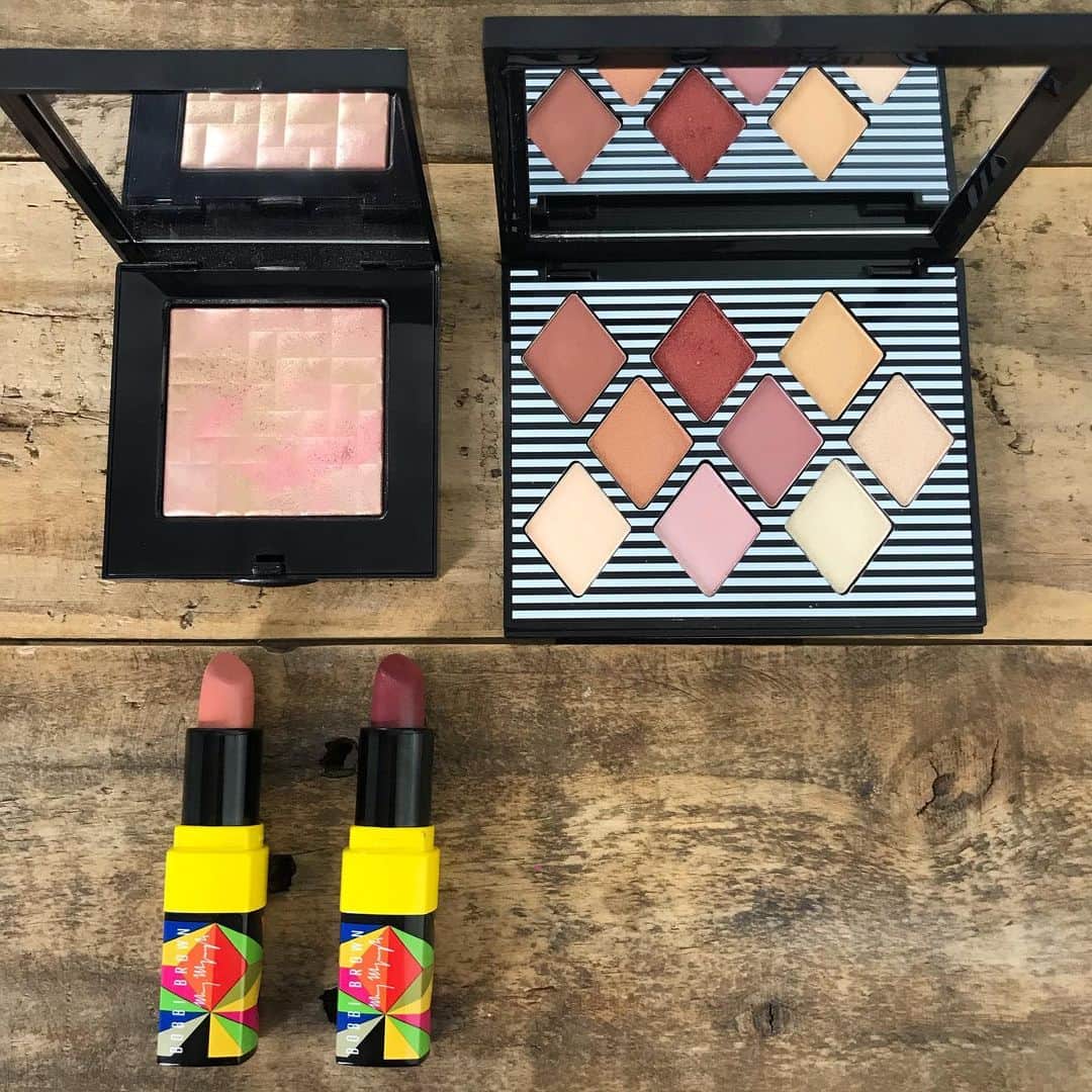 GODMake.さんのインスタグラム写真 - (GODMake.Instagram)「・ 【2020年3月発売コスメレビュー】BOBBI BROWN モラグマイヤーズコフ コレクション ・ 2020年3月13日（金）に発売される、ロンドンを拠点に活躍するアーティスト『モラグ マイヤーズコフ』とのコラボで、遊び心のあるグラフィックやジオメトリックなデザインが特徴的なBOBBI BROWNの限定コレクションをご紹介。 ・ ・ ・ ◆スウォッチ ３枚目：プレイ ドリーム ラブ アイ パレット ・ ４枚目：ハイライティング パウダー ・ 5枚目：クラッシュド リップ カラー L01 ピーチパッション（ナチュラルピンク） L02 ロージードリーム（リッチモーヴ） ・ ・ ・ ◆Item #BOBBIBROWN ・ ＊プレイ ドリーム ラブ アイ パレット  限定1種／8,000円（税抜） ・ ＊ハイライティング パウダー 限定1種／5,800円（税抜） ・ ＊クラッシュド リップ カラー 限定2⾊／3,700円（税抜） ・ ・ ・ #ボビイブラウン #godmake#cosmetics#lips#lipstick#Beauty#love#Tokyo#表参道#life#我的最愛#粉我#메이크업#화장품 #뷰티스타그램#コスメ好きさんと繋がりたい#口红#彩妆#化妆品#全新化妝品#30代#デパコス#コスメレビュー」3月12日 18時22分 - bybirth_official
