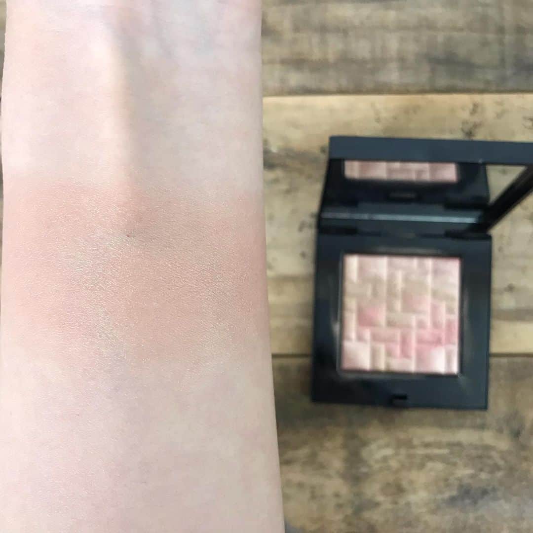 GODMake.さんのインスタグラム写真 - (GODMake.Instagram)「・ 【2020年3月発売コスメレビュー】BOBBI BROWN モラグマイヤーズコフ コレクション ・ 2020年3月13日（金）に発売される、ロンドンを拠点に活躍するアーティスト『モラグ マイヤーズコフ』とのコラボで、遊び心のあるグラフィックやジオメトリックなデザインが特徴的なBOBBI BROWNの限定コレクションをご紹介。 ・ ・ ・ ◆スウォッチ ３枚目：プレイ ドリーム ラブ アイ パレット ・ ４枚目：ハイライティング パウダー ・ 5枚目：クラッシュド リップ カラー L01 ピーチパッション（ナチュラルピンク） L02 ロージードリーム（リッチモーヴ） ・ ・ ・ ◆Item #BOBBIBROWN ・ ＊プレイ ドリーム ラブ アイ パレット  限定1種／8,000円（税抜） ・ ＊ハイライティング パウダー 限定1種／5,800円（税抜） ・ ＊クラッシュド リップ カラー 限定2⾊／3,700円（税抜） ・ ・ ・ #ボビイブラウン #godmake#cosmetics#lips#lipstick#Beauty#love#Tokyo#表参道#life#我的最愛#粉我#메이크업#화장품 #뷰티스타그램#コスメ好きさんと繋がりたい#口红#彩妆#化妆品#全新化妝品#30代#デパコス#コスメレビュー」3月12日 18時22分 - bybirth_official