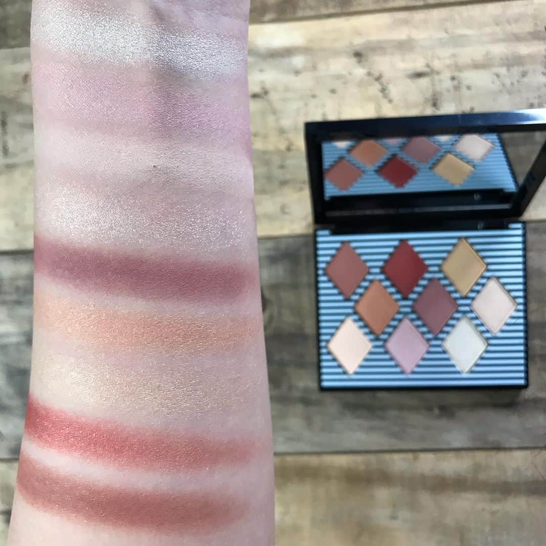 GODMake.さんのインスタグラム写真 - (GODMake.Instagram)「・ 【2020年3月発売コスメレビュー】BOBBI BROWN モラグマイヤーズコフ コレクション ・ 2020年3月13日（金）に発売される、ロンドンを拠点に活躍するアーティスト『モラグ マイヤーズコフ』とのコラボで、遊び心のあるグラフィックやジオメトリックなデザインが特徴的なBOBBI BROWNの限定コレクションをご紹介。 ・ ・ ・ ◆スウォッチ ３枚目：プレイ ドリーム ラブ アイ パレット ・ ４枚目：ハイライティング パウダー ・ 5枚目：クラッシュド リップ カラー L01 ピーチパッション（ナチュラルピンク） L02 ロージードリーム（リッチモーヴ） ・ ・ ・ ◆Item #BOBBIBROWN ・ ＊プレイ ドリーム ラブ アイ パレット  限定1種／8,000円（税抜） ・ ＊ハイライティング パウダー 限定1種／5,800円（税抜） ・ ＊クラッシュド リップ カラー 限定2⾊／3,700円（税抜） ・ ・ ・ #ボビイブラウン #godmake#cosmetics#lips#lipstick#Beauty#love#Tokyo#表参道#life#我的最愛#粉我#메이크업#화장품 #뷰티스타그램#コスメ好きさんと繋がりたい#口红#彩妆#化妆品#全新化妝品#30代#デパコス#コスメレビュー」3月12日 18時22分 - bybirth_official