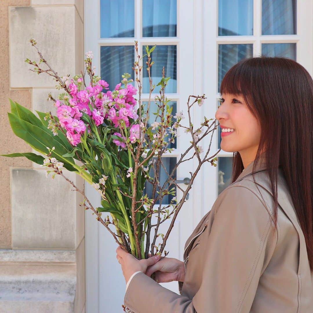 杉下理世のインスタグラム：「🌸サクラ🌸とアラセイトウ💓 可愛いピンクのコラボレーション💗  #桜 #cherryblossom #アラセイトウ #フラワーアレンジメント #花屋 #flower #flowershop #flowerdesign #flowerdesigner #フラワーデザイナー #花束 #フラワーギフト」