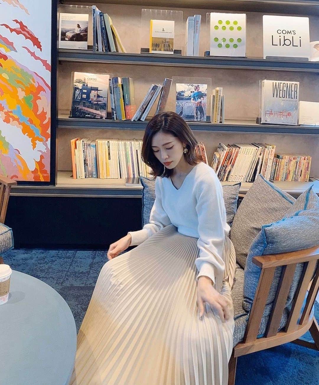 石黒美帆のインスタグラム：「*﻿ *﻿ コロナでお家時間が多めなので﻿ 本を買い込んで楽しみます📚🤍﻿ ﻿ ﻿ knit#TheVirgnia﻿ skirt#tsurubymarikooikawa ﻿ ﻿ 帰省中は着回しのきく﻿ @tsurubymarikooikawa のプリーツスカートが大活躍でした◡̈﻿ ﻿ ﻿ ﻿ #fashion#fashionstyle#fashiongram#instafashion#outfit#ootd#dailylook#패션#오오티디#ファッション#コーデ#プリーツスカート#ツルバイマリコオイカワ#春コーデ#春服#湘南#湘南tsite#帰省」