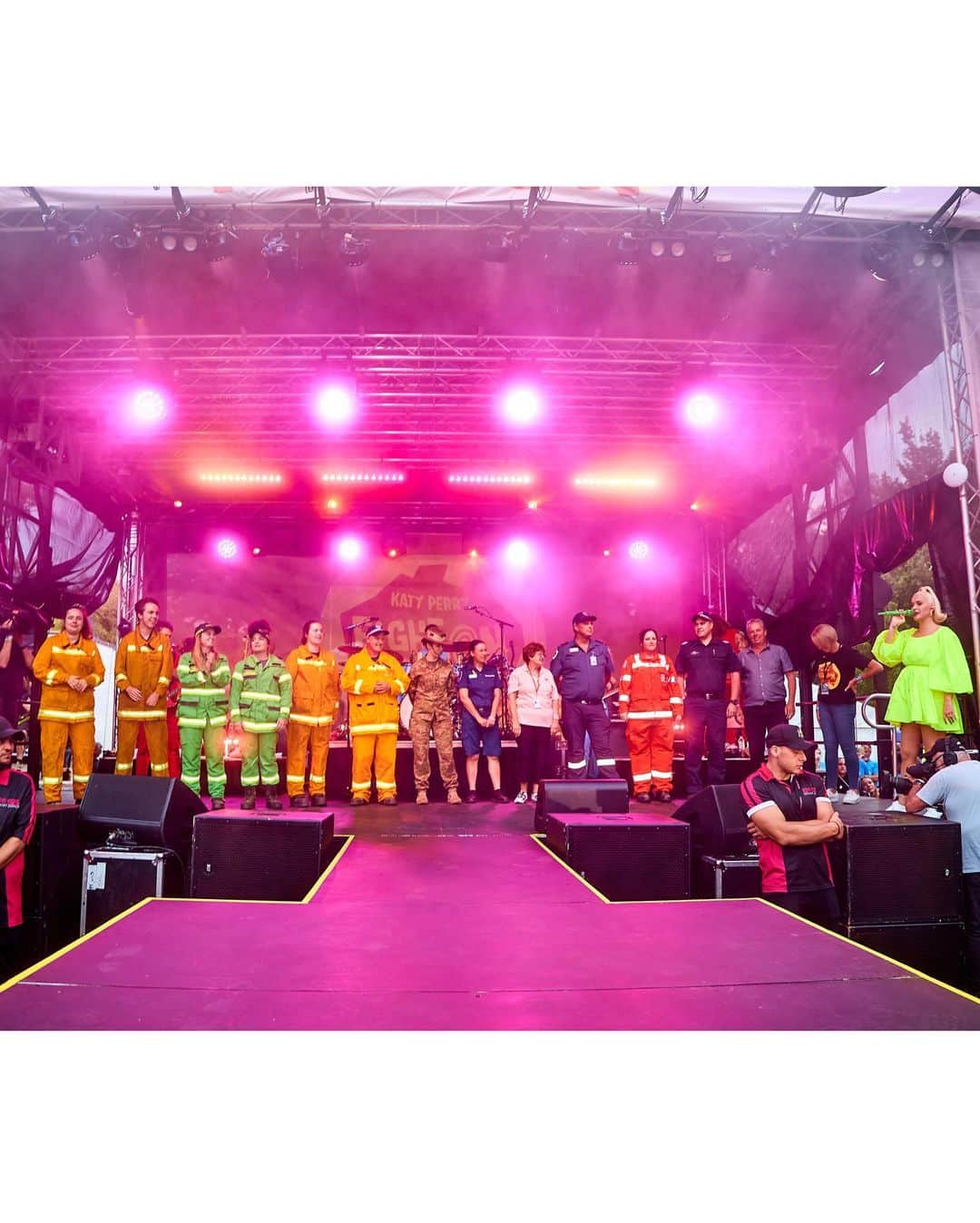 ケイティ・ペリーさんのインスタグラム写真 - (ケイティ・ペリーInstagram)「On a brighter note... a show of gratitude for some bushfire heroes and 7000 of my newest friends in Bright, VIC. Thanks to all who came out and created a new happy memory #fighton 💚 📸 @timsek」3月12日 18時21分 - katyperry