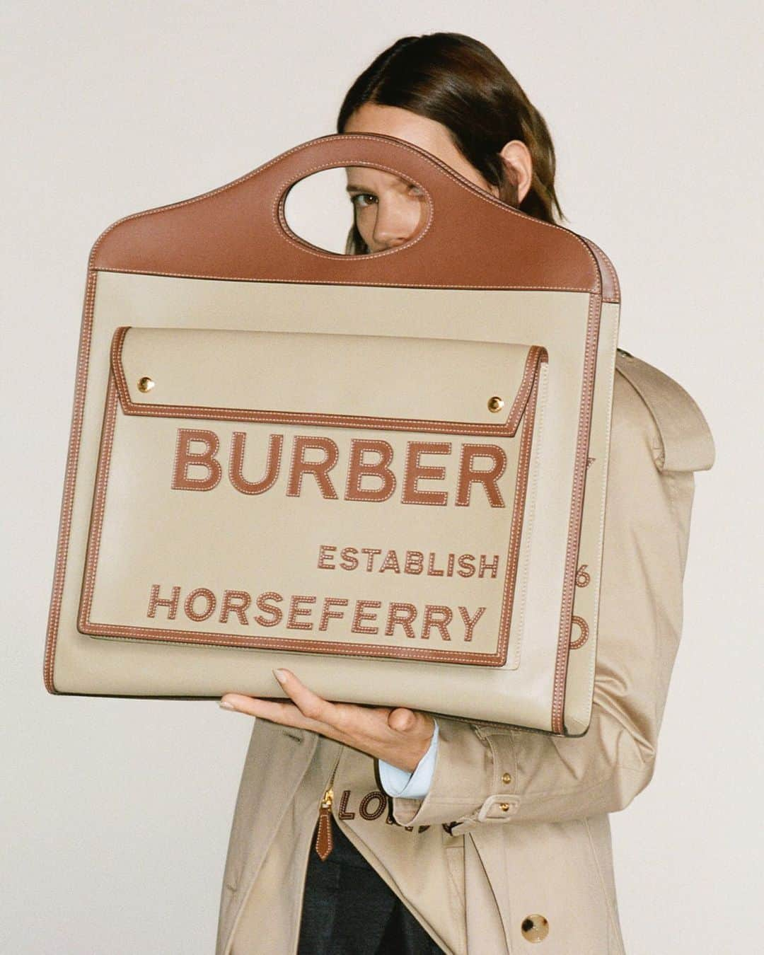 Burberryさんのインスタグラム写真 - (BurberryInstagram)「#FrejaBehaErichsen showcases our Pocket Bag in supersized proportions. An archive-inspired tote, appliquéd with the Horseferry print. Worn with our signature #BurberryTrench in rich #BurberryBeige . #BurberryGeneration」3月12日 18時32分 - burberry