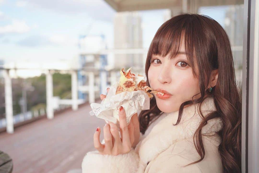 天使もえさんのインスタグラム写真 - (天使もえInstagram)「ㅤㅤ 何歳になってもクレープ食べるのがとても下手。 ㅤㅤ ㅤㅤ #白い服は #キケン」3月12日 18時34分 - amatsuka.moe