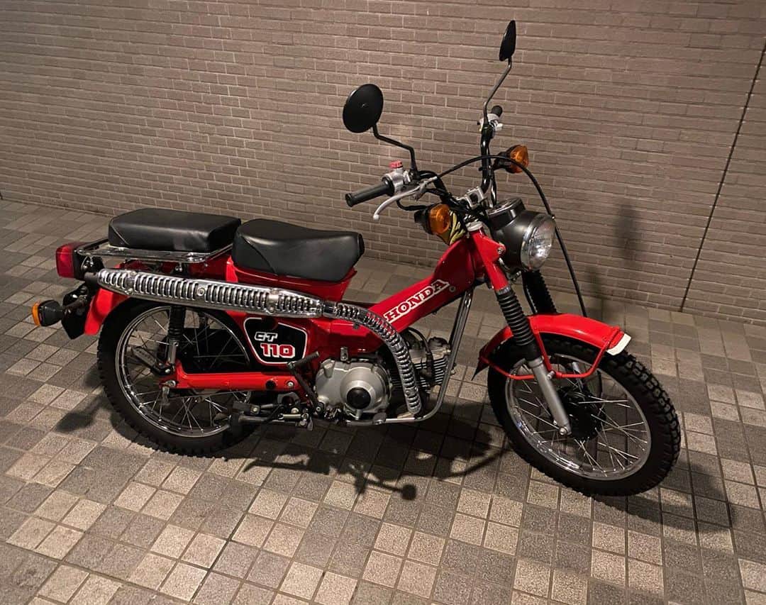 浅野忠信のインスタグラム：「このバイクがあれば近所を走ってるだけでも充分なツーリングをした気分になれます!(^o^)! #CT110 #ct110ハンターカブ  #hondact110  #ホンダドリーム  #honda #hondadream  #scrambler」