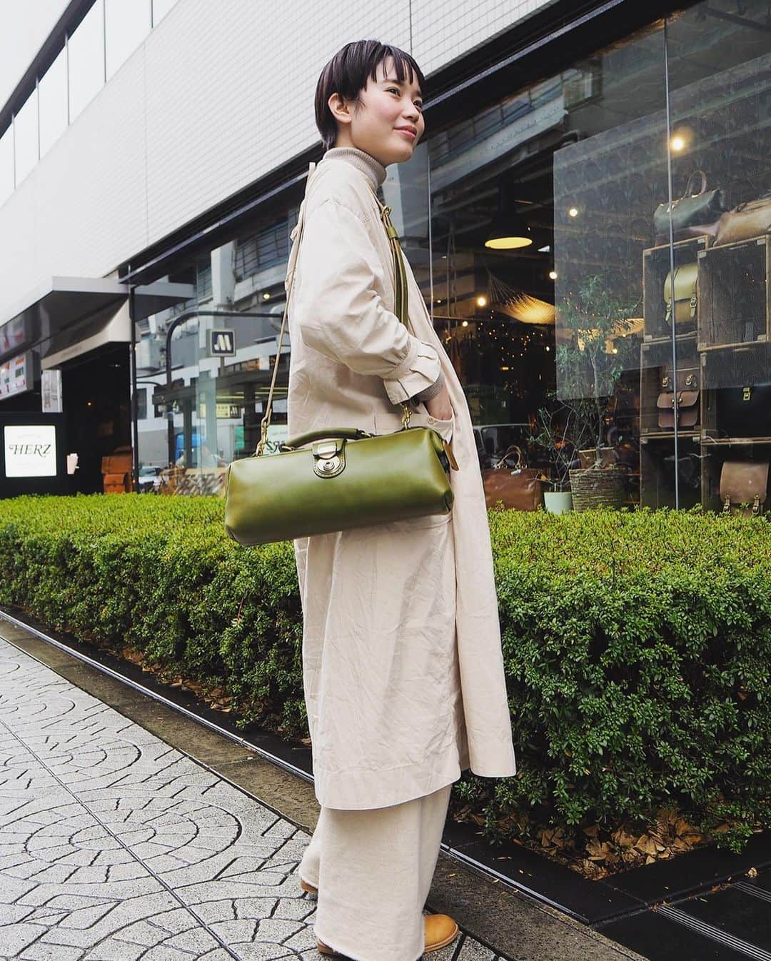 HERZ ヘルツさんのインスタグラム写真 - (HERZ ヘルツInstagram)「先月、新作として登場した #メロディカダレス 。﻿ ﻿ 規格サイズにとらわれない、横長のフォルムはメンズ・レディース・年代問わず、十人十色な使い方で楽しめる鞄です。﻿ 選択肢が広い分、スタイリングに悩むこともしばしば。﻿ ということで、スタッフおすすめのメロディカダレスコーデをご紹介いたします。﻿ ﻿ 1枚目　Red × Warm color﻿ 2枚目　Green × Natural﻿ 3枚目　Black × Formal﻿ 4枚目　Choco × Boyish﻿ 5枚目　Camel × Denim﻿ ﻿ 公式ブログでは他にもスタイリング写真を掲載しておりますので、是非ご覧下さい！！﻿ ﻿ #ヘルツ #ヘルツ大阪店 #ヘルツコーデ #ファッションコーデ #バッグコーデ #ショルダーバッグ #2wayバッグ #ダレスバッグ #レザーバッグ #レディースバッグ #革 #革鞄 #革製品 #革小物 #herz #herzbag #leather #bag #leatherbag #leathergoods #shoulderbag #madeinjapan #factory」3月12日 18時42分 - herz_bag