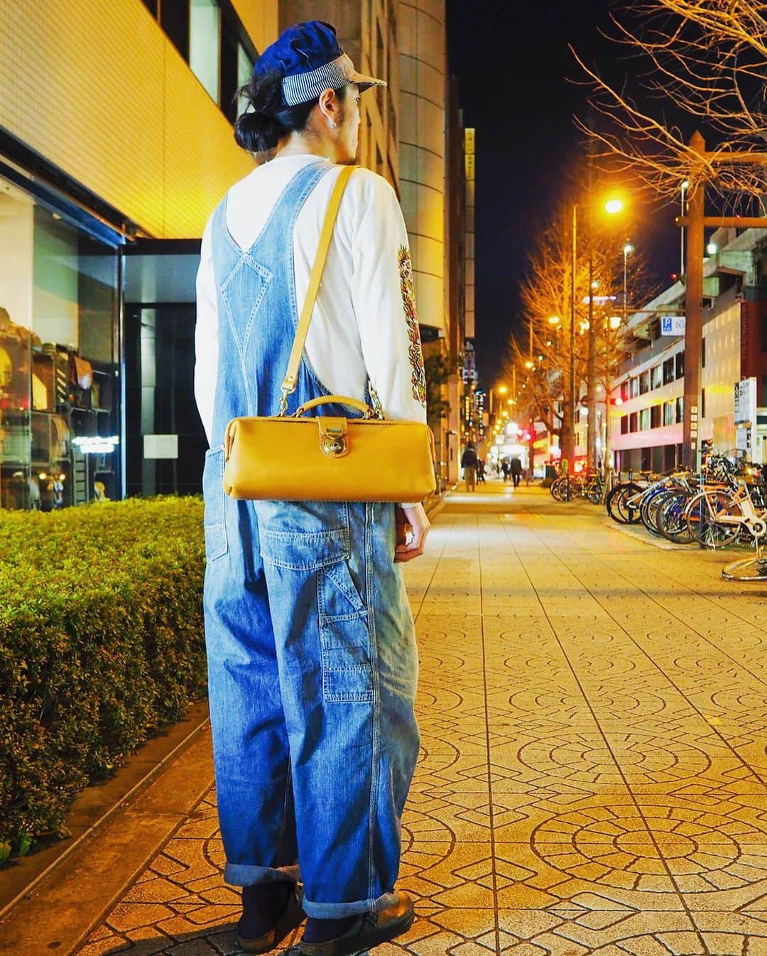 HERZ ヘルツさんのインスタグラム写真 - (HERZ ヘルツInstagram)「先月、新作として登場した #メロディカダレス 。﻿ ﻿ 規格サイズにとらわれない、横長のフォルムはメンズ・レディース・年代問わず、十人十色な使い方で楽しめる鞄です。﻿ 選択肢が広い分、スタイリングに悩むこともしばしば。﻿ ということで、スタッフおすすめのメロディカダレスコーデをご紹介いたします。﻿ ﻿ 1枚目　Red × Warm color﻿ 2枚目　Green × Natural﻿ 3枚目　Black × Formal﻿ 4枚目　Choco × Boyish﻿ 5枚目　Camel × Denim﻿ ﻿ 公式ブログでは他にもスタイリング写真を掲載しておりますので、是非ご覧下さい！！﻿ ﻿ #ヘルツ #ヘルツ大阪店 #ヘルツコーデ #ファッションコーデ #バッグコーデ #ショルダーバッグ #2wayバッグ #ダレスバッグ #レザーバッグ #レディースバッグ #革 #革鞄 #革製品 #革小物 #herz #herzbag #leather #bag #leatherbag #leathergoods #shoulderbag #madeinjapan #factory」3月12日 18時42分 - herz_bag
