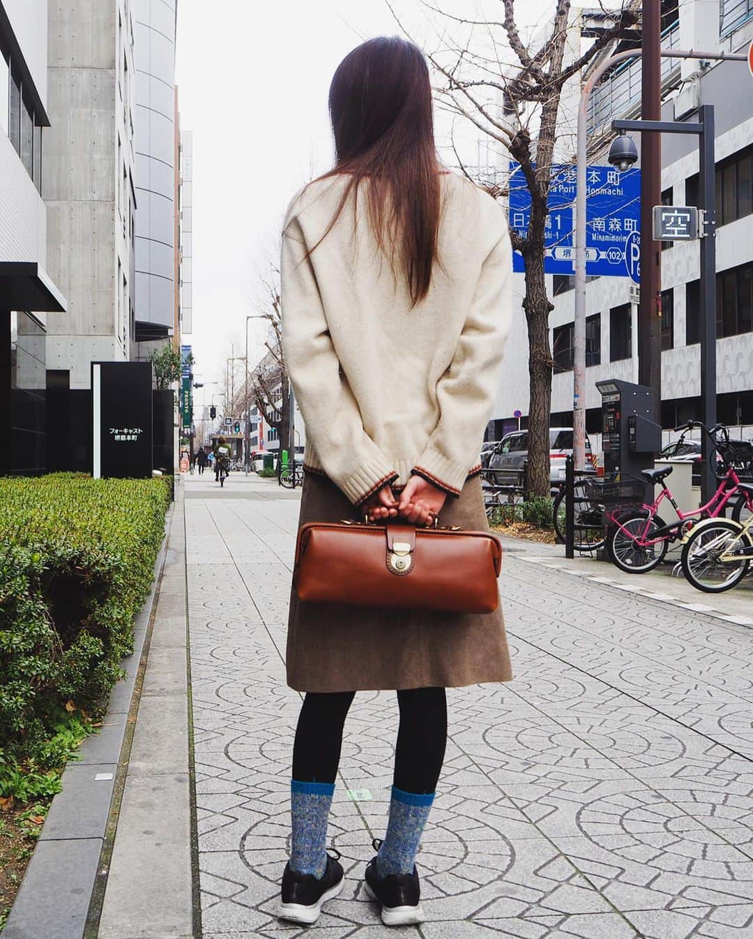 HERZ ヘルツさんのインスタグラム写真 - (HERZ ヘルツInstagram)「先月、新作として登場した #メロディカダレス 。﻿ ﻿ 規格サイズにとらわれない、横長のフォルムはメンズ・レディース・年代問わず、十人十色な使い方で楽しめる鞄です。﻿ 選択肢が広い分、スタイリングに悩むこともしばしば。﻿ ということで、スタッフおすすめのメロディカダレスコーデをご紹介いたします。﻿ ﻿ 1枚目　Red × Warm color﻿ 2枚目　Green × Natural﻿ 3枚目　Black × Formal﻿ 4枚目　Choco × Boyish﻿ 5枚目　Camel × Denim﻿ ﻿ 公式ブログでは他にもスタイリング写真を掲載しておりますので、是非ご覧下さい！！﻿ ﻿ #ヘルツ #ヘルツ大阪店 #ヘルツコーデ #ファッションコーデ #バッグコーデ #ショルダーバッグ #2wayバッグ #ダレスバッグ #レザーバッグ #レディースバッグ #革 #革鞄 #革製品 #革小物 #herz #herzbag #leather #bag #leatherbag #leathergoods #shoulderbag #madeinjapan #factory」3月12日 18時42分 - herz_bag