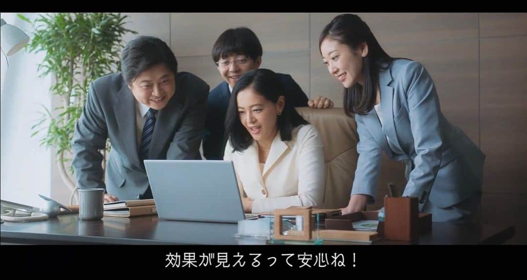 鮎川桃果のインスタグラム：「ラクスルさんのCMに出演させて頂きました🌈  撮影は終始笑っちゃって、とても楽しい現場でした😄 皆さんぜひチェックして下さい✌︎ https://youtu.be/yLcu7ItydUM  #ラクスル#TVCM#CM#鮎川桃果」