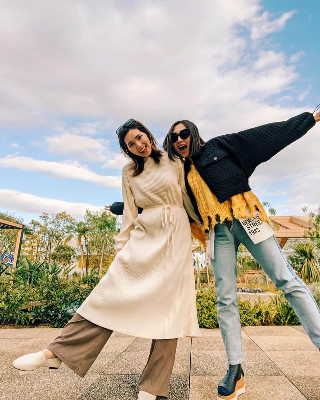 shihoのインスタグラム：「なんか私達にしては珍しく きゃぴきゃぴ感でてない？🤣笑 . この写真お気に入り🤍 . . 会話はすっかり 子供達の話ばっかりだけど たまにはママだけでの 写真もね👩‍❤️‍👩💕 . . . #はしゃぐママ #friends」