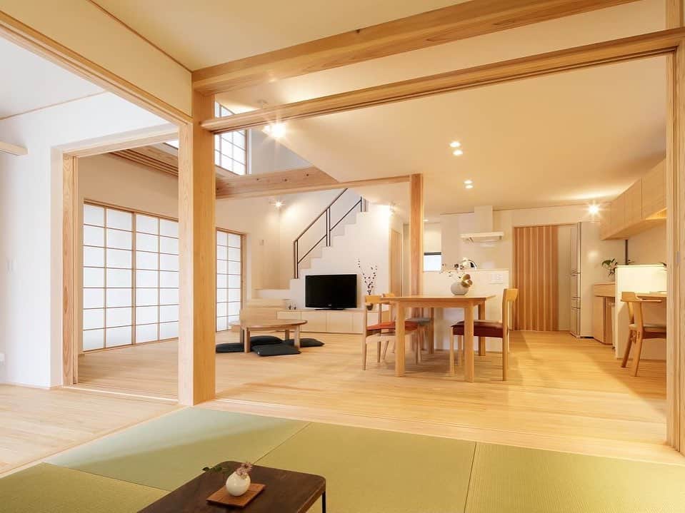 knowledgelifeさんのインスタグラム写真 - (knowledgelifeInstagram)「建具を開けると全部ひと続き。 昔からの日本の家の「田の字」プランの考え方。 シンプルな間取りだからできること、 そして引き戸だからできること。  日本の建物の考え方って 全部つながっていて、そして合理的です。 _ ナレッジライフの家づくりパンフレットは @kl_request から！ _ #広がり間取り #リビングダイニング #リビング #吹き抜けリビング #吹き抜け #吹抜け #造作棚 #造作家具 #和室 #日本の家 #梁のある家 #国産木材 #無垢の木 #木の家 #自然素材 #新潟の家 #新潟注文住宅 #ナレッジライフ #japanesehouse」3月12日 19時00分 - knowledgelife_niigata