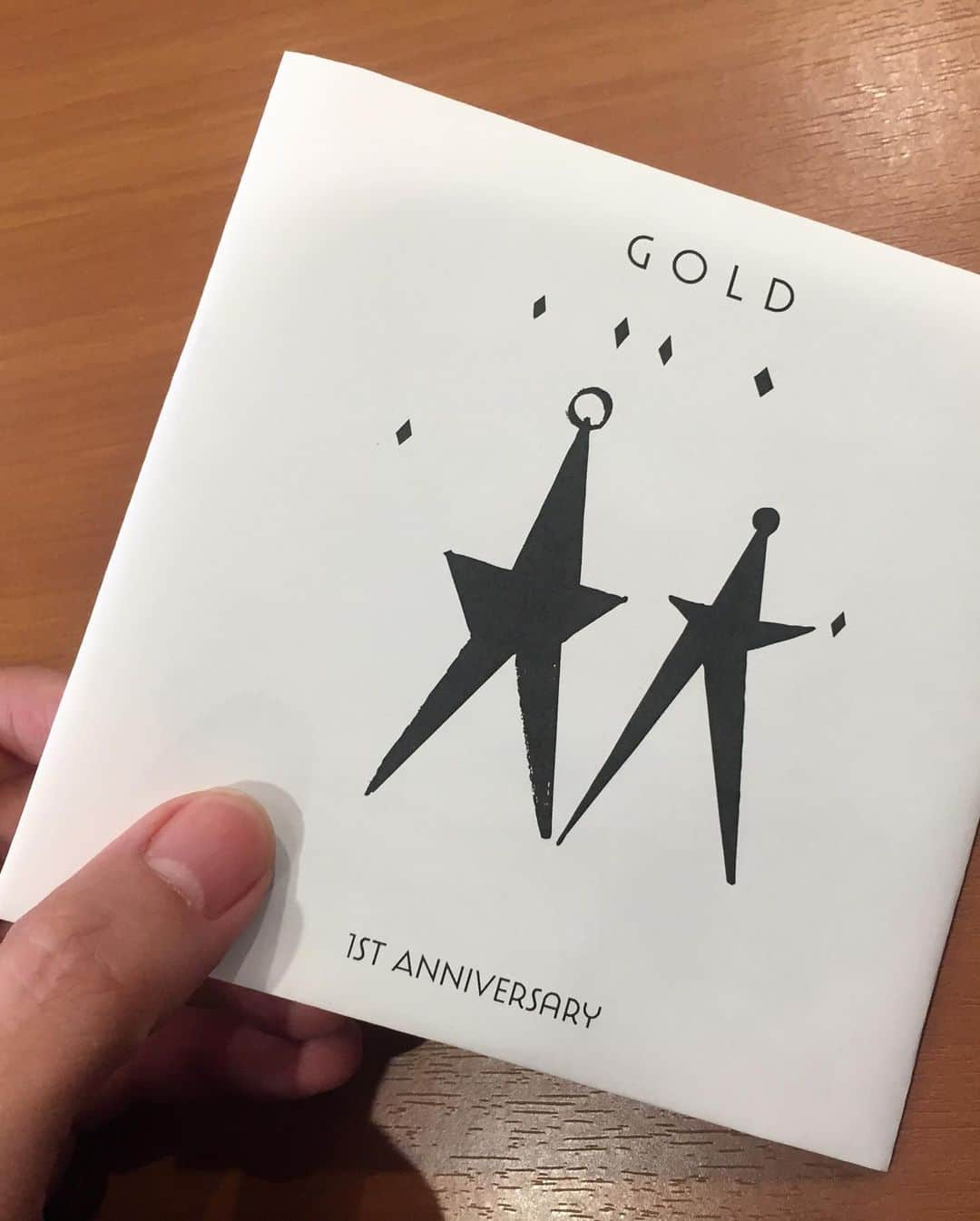 やけのはらさんのインスタグラム写真 - (やけのはらInstagram)「GOLD vol.5 1st Anniversary  2020,3/15(Sun) @横浜グラスルーツ (横浜駅きた西口徒歩3分)  start 17:00 ¥1500 (「GOLD 1st Anniversary CD-R」付き)  Guest Live: #ロボ宙  Guest DJ: #ロベルト吉野 #鶴岡龍  DJ: #やけのはら  Live: #カズキクチ  オマケCD-R、私と#LatinQuarter (都合により今回お休み)のライブミックス、Latin Quarterの弟、カズキクチのライブ音源収録です！  #大原大次郎 先生がジャケ作ってくれました(フライヤーも)。 フライヤー、奮発し5倍以上の予算をかけた特色の金色！ #破産 ！ 厚い紙になってまして、しおりに使えます！  除菌ウェットティッシュを用意してお待ちしております。  #luvraw」3月12日 19時14分 - yakenohara_taro