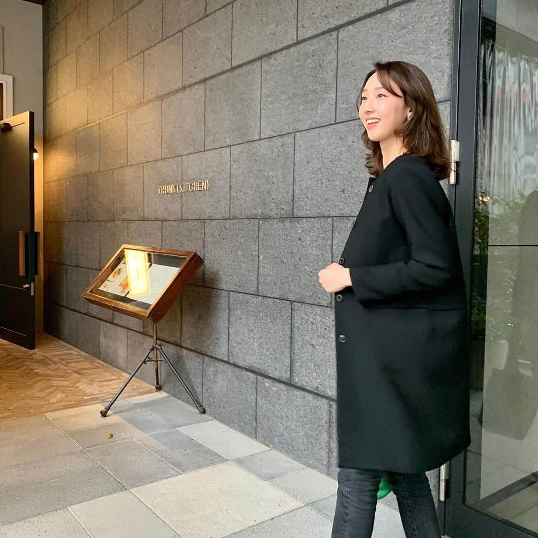 松原汐織さんのインスタグラム写真 - (松原汐織Instagram)「♡ #ウェディングシューズ を探していた時のこと💍 ・ ドレスショーのお仕事の時はドレスに傷がつかず、歩きやすさも重視されたシンプルな白パンプス👠 結婚式当日は自分の足元に気を取られず行動できるシンプルなフラットが安心！＋白じゃなくてシルバーのポインテッドがドレスに合うな〜と探していた時に出会ったのが @pellico_japan ❤️ 頭の中でイメージしていたデザインだったので即決👏🏻👏🏻👏🏻 ・ もうかれこれ１年前だなんて時が経つのは早すぎて...🤭 ・ 結婚式以降は日常でも愛用していて、今年もやっと暖かくなってきたので履ける様に🌸 履く度に当日の楽しかった記憶が蘇ってきて大切な一足です😍 ・ #OOTD #coordinate (全身はスワイプ👉🏻💗) Jacket/ @thesecretcloset_tokyo #thesecretcloset  Top / @lounie_jp #lounie  Jeans / @the_newhouse #thenewhouse  Bag / @boldrini_selleria #boldriniselleria  Shoes / @pellico_official #pellico #shioriwedding0518」3月12日 19時15分 - shiori_ma_