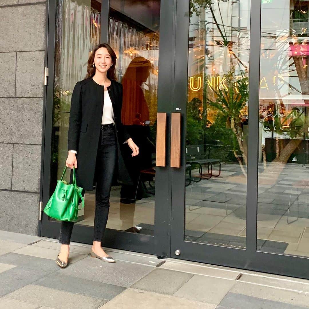 松原汐織さんのインスタグラム写真 - (松原汐織Instagram)「♡ #ウェディングシューズ を探していた時のこと💍 ・ ドレスショーのお仕事の時はドレスに傷がつかず、歩きやすさも重視されたシンプルな白パンプス👠 結婚式当日は自分の足元に気を取られず行動できるシンプルなフラットが安心！＋白じゃなくてシルバーのポインテッドがドレスに合うな〜と探していた時に出会ったのが @pellico_japan ❤️ 頭の中でイメージしていたデザインだったので即決👏🏻👏🏻👏🏻 ・ もうかれこれ１年前だなんて時が経つのは早すぎて...🤭 ・ 結婚式以降は日常でも愛用していて、今年もやっと暖かくなってきたので履ける様に🌸 履く度に当日の楽しかった記憶が蘇ってきて大切な一足です😍 ・ #OOTD #coordinate (全身はスワイプ👉🏻💗) Jacket/ @thesecretcloset_tokyo #thesecretcloset  Top / @lounie_jp #lounie  Jeans / @the_newhouse #thenewhouse  Bag / @boldrini_selleria #boldriniselleria  Shoes / @pellico_official #pellico #shioriwedding0518」3月12日 19時15分 - shiori_ma_