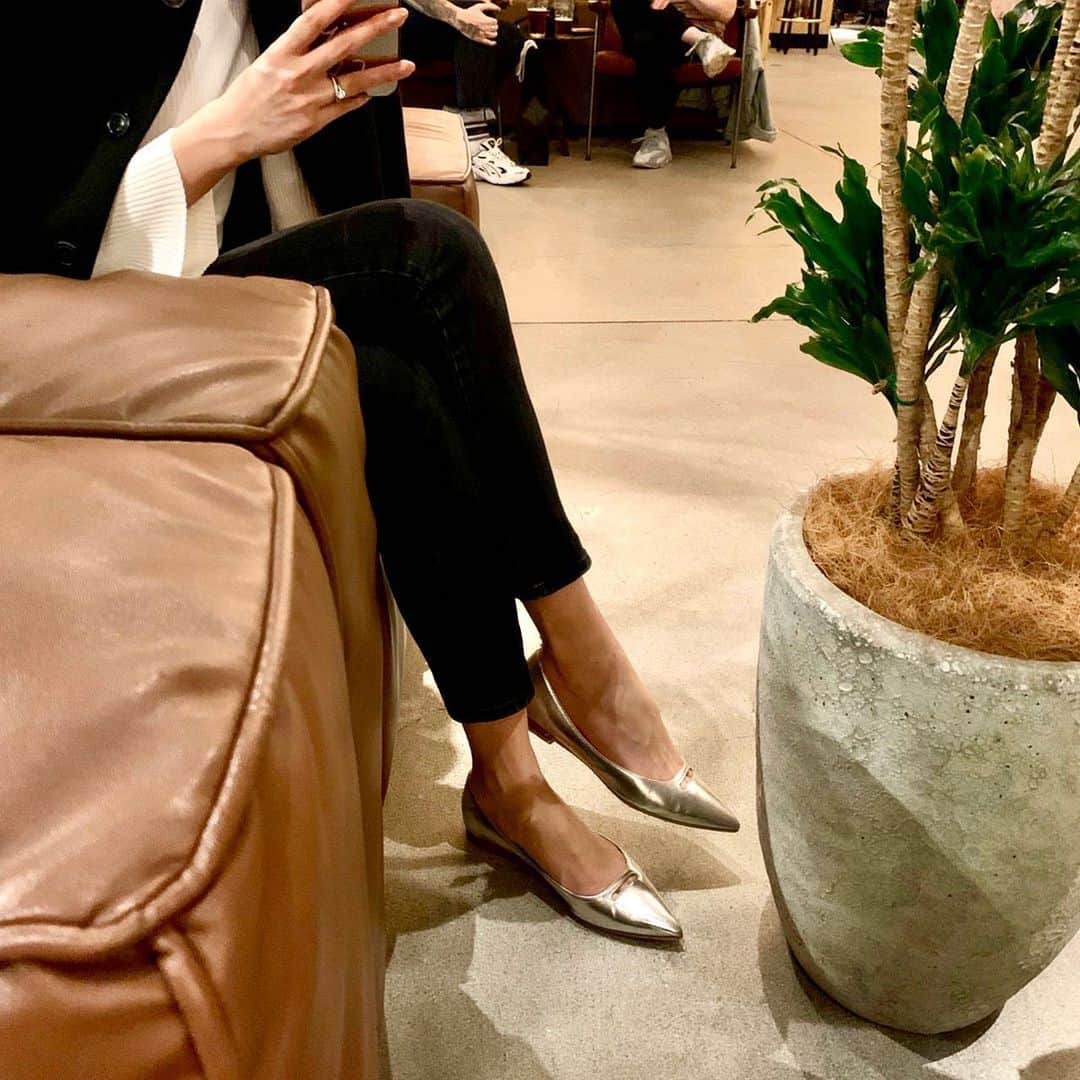 松原汐織のインスタグラム：「♡ #ウェディングシューズ を探していた時のこと💍 ・ ドレスショーのお仕事の時はドレスに傷がつかず、歩きやすさも重視されたシンプルな白パンプス👠 結婚式当日は自分の足元に気を取られず行動できるシンプルなフラットが安心！＋白じゃなくてシルバーのポインテッドがドレスに合うな〜と探していた時に出会ったのが @pellico_japan ❤️ 頭の中でイメージしていたデザインだったので即決👏🏻👏🏻👏🏻 ・ もうかれこれ１年前だなんて時が経つのは早すぎて...🤭 ・ 結婚式以降は日常でも愛用していて、今年もやっと暖かくなってきたので履ける様に🌸 履く度に当日の楽しかった記憶が蘇ってきて大切な一足です😍 ・ #OOTD #coordinate (全身はスワイプ👉🏻💗) Jacket/ @thesecretcloset_tokyo #thesecretcloset  Top / @lounie_jp #lounie  Jeans / @the_newhouse #thenewhouse  Bag / @boldrini_selleria #boldriniselleria  Shoes / @pellico_official #pellico #shioriwedding0518」