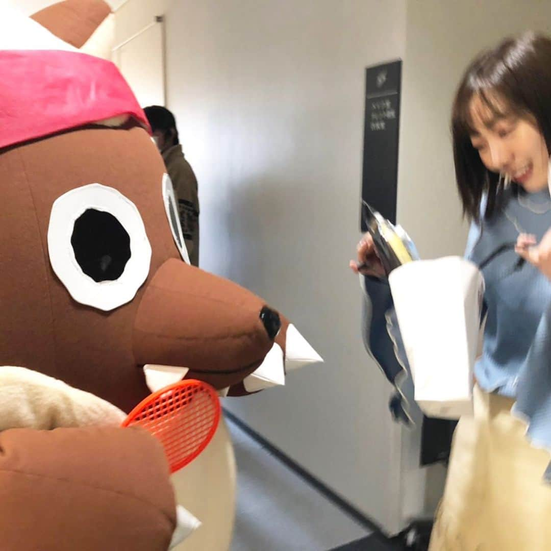 須田亜香里さんのインスタグラム写真 - (須田亜香里Instagram)「3月12日(木) #ドデスカ 生放送 ありがとうございました！ 今日はたくさん贈り物をいただきました🎁 . 隔週木曜のレギュラーコメンテーターになってから2年もいつも朝4時にお迎えに来てくださっていた運転手さんが、今日で最後なんです。ってキティちゃんのお菓子をくださいました。 いつも安全運転に、楽しいお話、本当にありがとうございました😢🌙 . それから楽屋に入ったらドデスカからマスクが…！ 貴重なマスク。しかも手紙つき。 とても嬉しかったです。 . あと、徳ちゃん（ @annatokushige ）からのポテチ入りの板チョコ❤️ 食べるの楽しみすぎる。。 . 最後はウルフィから！ ソーユートコあるよね？のCDのお礼だって。CDとの写真つきで！ とってもオシャレな石鹸のセットをくれたよ☺️ . ウルフィとの写真は島津アナ（ @sanae_shimazu ）が撮ってくれたよ〜🌷 . 今日の名古屋オサレのリリちゃんコーデも可愛かった！ 朝の番組にぴったりのさわやかコーデでした🥰 . . . -----須田亜香里情報----- . 3月13日(金) Ⓜ️【#musicstation】 テレ朝 21:00〜 #akb48 #失恋ありがとう . 3月13日(金) 🎶日テレ 24:59〜 【#バズリズム02 】 #ske48 #ソーユートコあるよね . 3月15日(日) 💰フジテレビ16:00〜 【#一攫千金ゴールドハンター】 . 🛤 中京テレビ 20:54〜 【#ちょっと大阪まで】 #近鉄 #ひのとり . 🀄️テレ朝&AbemaTV 【#熱闘mリーグ 】25:00〜 . 🧡FM AICHI 21:00〜 【#須田亜香里の部屋】 ゲストは先週に引き続き @miyuuamazing さん✨ radikoで全国から聴いてね〜 . 💜MBSラジオ 24:00〜 【オレたちやってマンデー】 #オレマン まさかの事態起きてます(笑) radikoで全国からぜひ！ . 3月10日(火) 🐝【#ske48バズ 】 @ske48buzz 東海テレビ 24:25〜 #3時のヒロイン さん来てくれました。 今までで一番おばかで面白い企画だったかも…😂 . 3月20日(金) 🎶日テレ 24:59〜 【#バズリズム02 】 #akb48 #失恋ありがとう .」3月12日 19時16分 - akarisuda