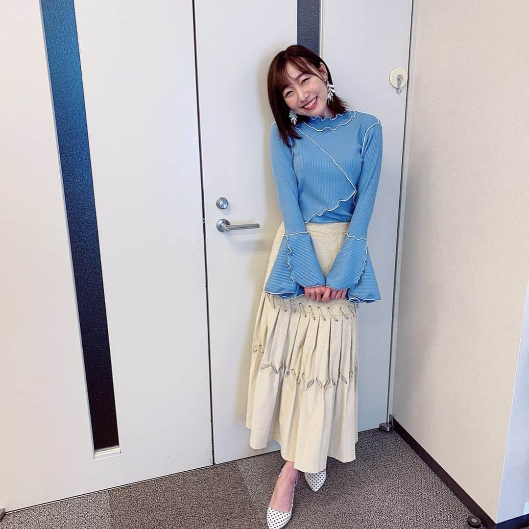 須田亜香里さんのインスタグラム写真 - (須田亜香里Instagram)「3月12日(木) #ドデスカ 生放送 ありがとうございました！ 今日はたくさん贈り物をいただきました🎁 . 隔週木曜のレギュラーコメンテーターになってから2年もいつも朝4時にお迎えに来てくださっていた運転手さんが、今日で最後なんです。ってキティちゃんのお菓子をくださいました。 いつも安全運転に、楽しいお話、本当にありがとうございました😢🌙 . それから楽屋に入ったらドデスカからマスクが…！ 貴重なマスク。しかも手紙つき。 とても嬉しかったです。 . あと、徳ちゃん（ @annatokushige ）からのポテチ入りの板チョコ❤️ 食べるの楽しみすぎる。。 . 最後はウルフィから！ ソーユートコあるよね？のCDのお礼だって。CDとの写真つきで！ とってもオシャレな石鹸のセットをくれたよ☺️ . ウルフィとの写真は島津アナ（ @sanae_shimazu ）が撮ってくれたよ〜🌷 . 今日の名古屋オサレのリリちゃんコーデも可愛かった！ 朝の番組にぴったりのさわやかコーデでした🥰 . . . -----須田亜香里情報----- . 3月13日(金) Ⓜ️【#musicstation】 テレ朝 21:00〜 #akb48 #失恋ありがとう . 3月13日(金) 🎶日テレ 24:59〜 【#バズリズム02 】 #ske48 #ソーユートコあるよね . 3月15日(日) 💰フジテレビ16:00〜 【#一攫千金ゴールドハンター】 . 🛤 中京テレビ 20:54〜 【#ちょっと大阪まで】 #近鉄 #ひのとり . 🀄️テレ朝&AbemaTV 【#熱闘mリーグ 】25:00〜 . 🧡FM AICHI 21:00〜 【#須田亜香里の部屋】 ゲストは先週に引き続き @miyuuamazing さん✨ radikoで全国から聴いてね〜 . 💜MBSラジオ 24:00〜 【オレたちやってマンデー】 #オレマン まさかの事態起きてます(笑) radikoで全国からぜひ！ . 3月10日(火) 🐝【#ske48バズ 】 @ske48buzz 東海テレビ 24:25〜 #3時のヒロイン さん来てくれました。 今までで一番おばかで面白い企画だったかも…😂 . 3月20日(金) 🎶日テレ 24:59〜 【#バズリズム02 】 #akb48 #失恋ありがとう .」3月12日 19時16分 - akarisuda