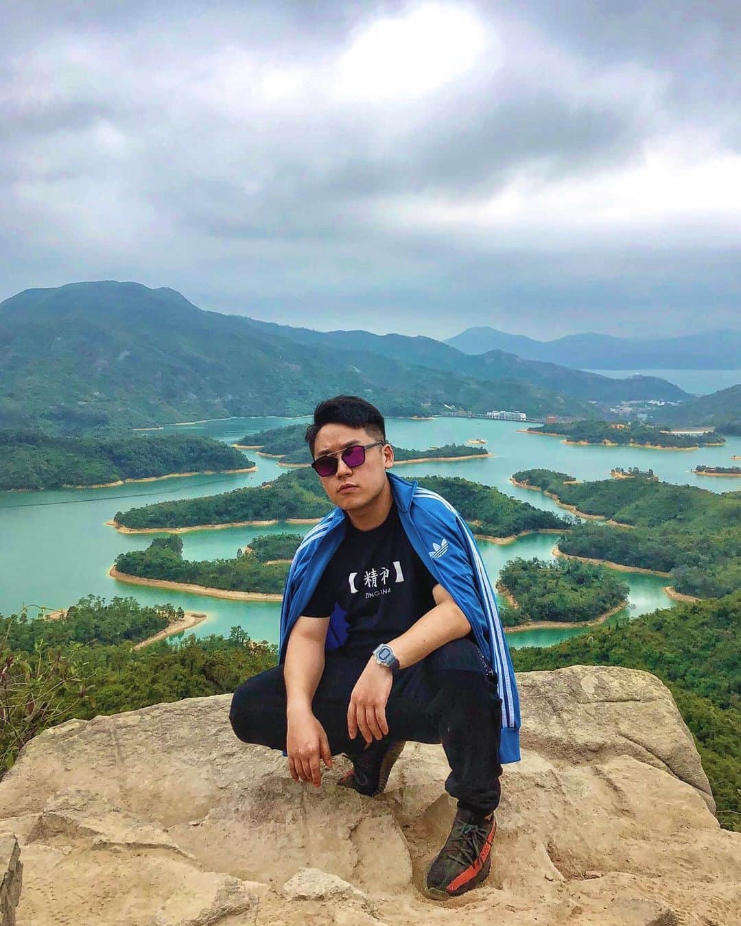 FATKINGのインスタグラム：「™️ ：「喂 影翻張相證明你行過山啦肥仔！」 ：「(晨早流流未訓醒) ...擺咩pose啊咁？」 ：「Errr... 扮黃飛雄打功夫囉！」 ：「哦 好啊」🕺🏻 #EpicFail --------------------------------------- 💇🏻‍♂️ by @chillworkshair @shanelui 🕶️ by @blackness_studio_workshop_hk ⌚️ by @gshock_hongkong @clot @ngcrystalllll 👕 by @mannerproduction @wonton___tai7 @wengchan53 --------------------------------------- #著住行山好似會精神啲 #如何硬SELLadidas系列 #如何功夫變大媽系列 #唔講以為去咗九寨溝」